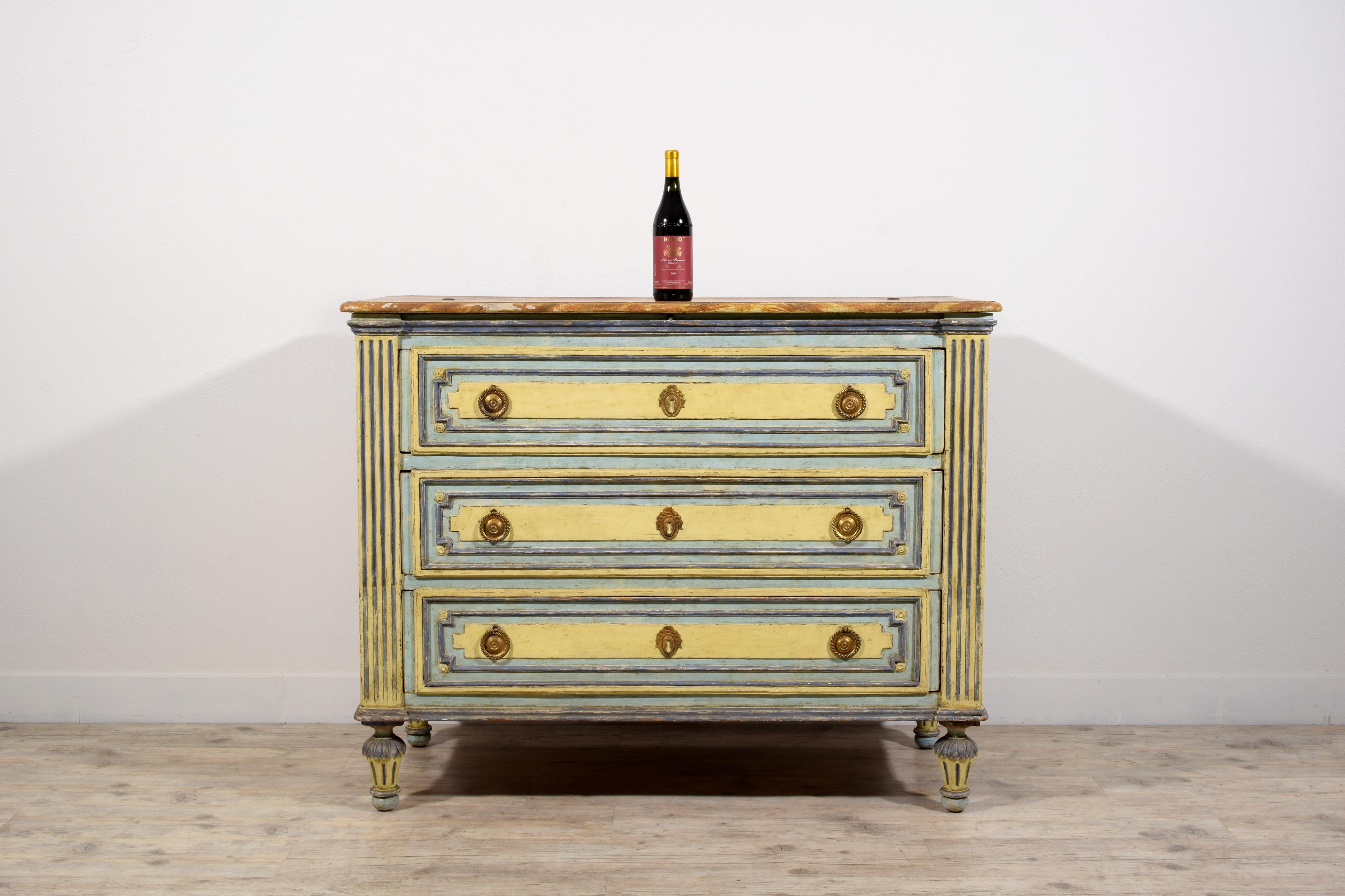 18th century, Italian Neoclassical Lacquered Wood Chest of Drawers  For Sale 3