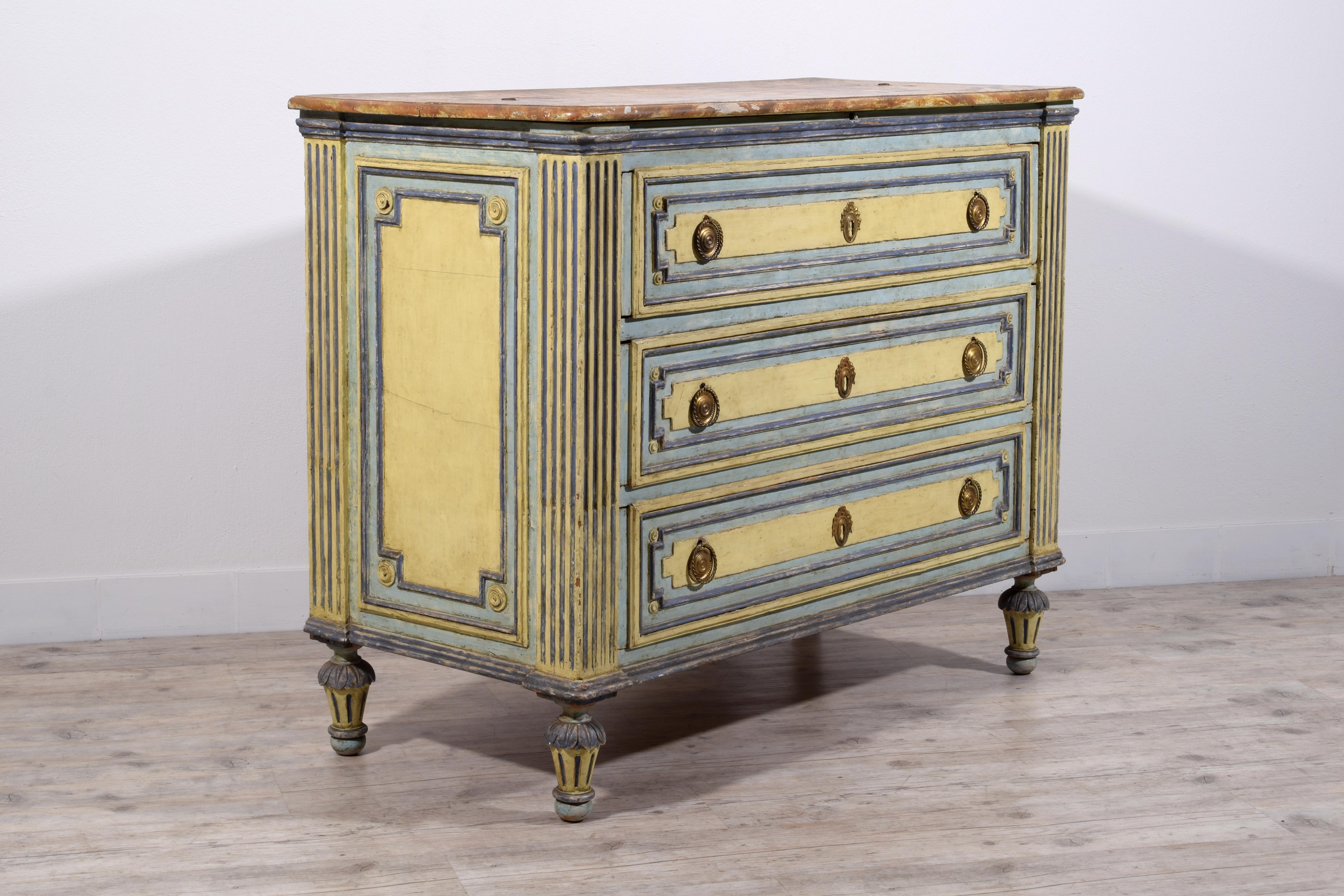 18th century, Italian Neoclassical Lacquered Wood Chest of Drawers  For Sale 4