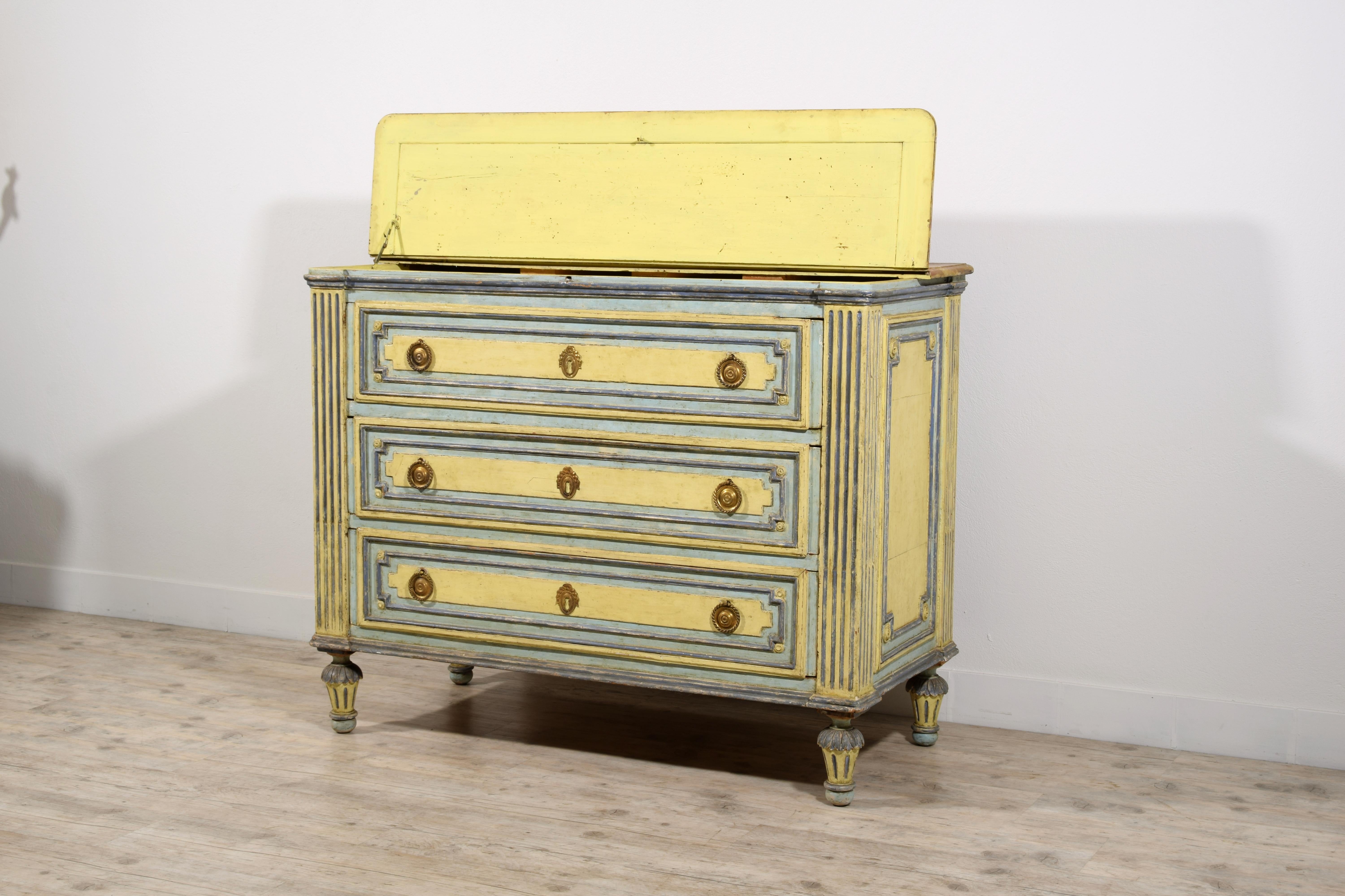 18th century, Italian Neoclassical Lacquered Wood Chest of Drawers  For Sale 5