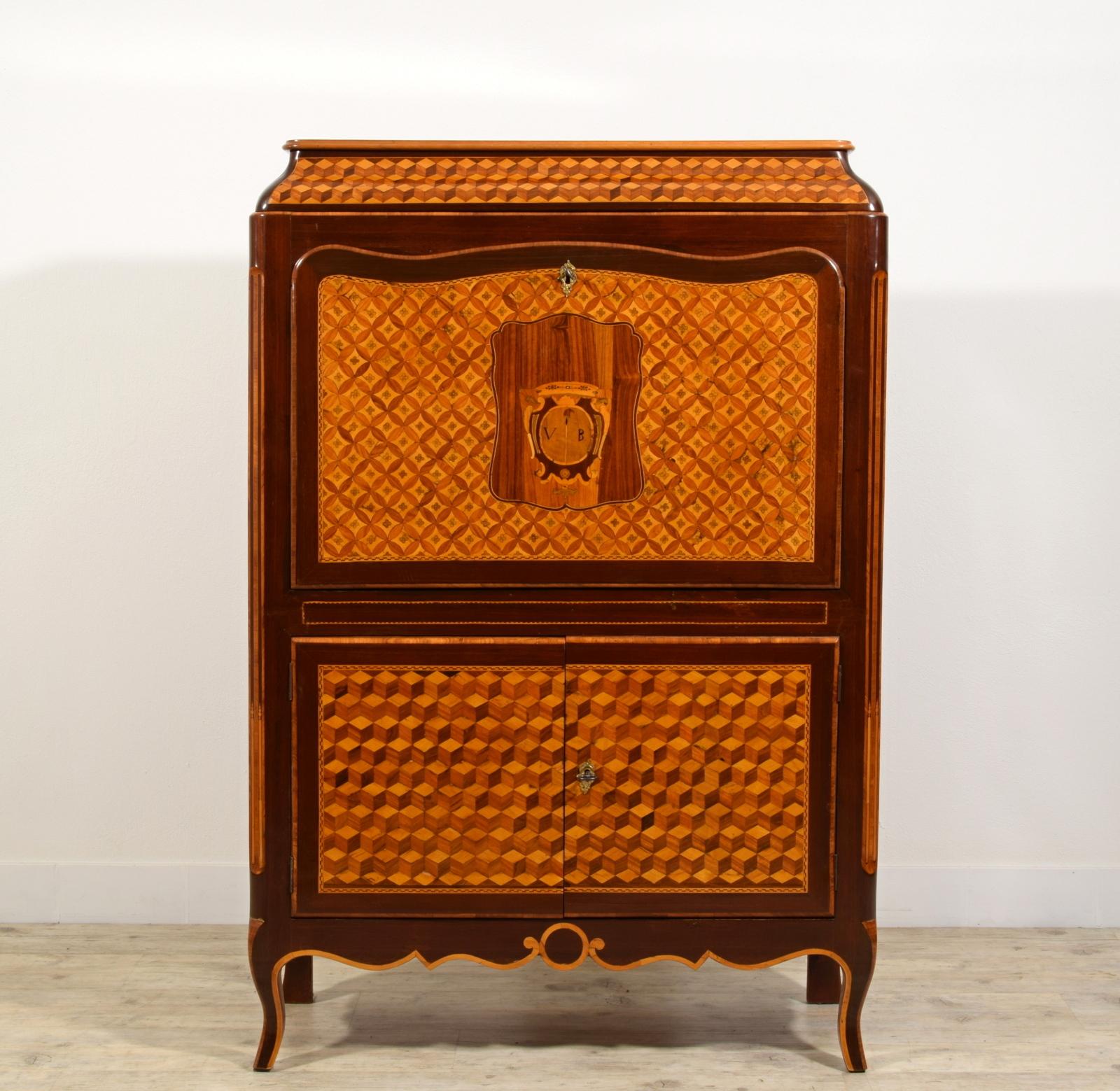 Segreteria in legno intarsiato neoclassica italiana del XVIII secolo
Dimensioni: cm H. 143 x L. 97 x P. 40. Profondità con la porta a ribalta aperta 90 cm. Altezza scrivania 75 cm.

Questo elegante scrittoio è stato realizzato in Piemonte, in