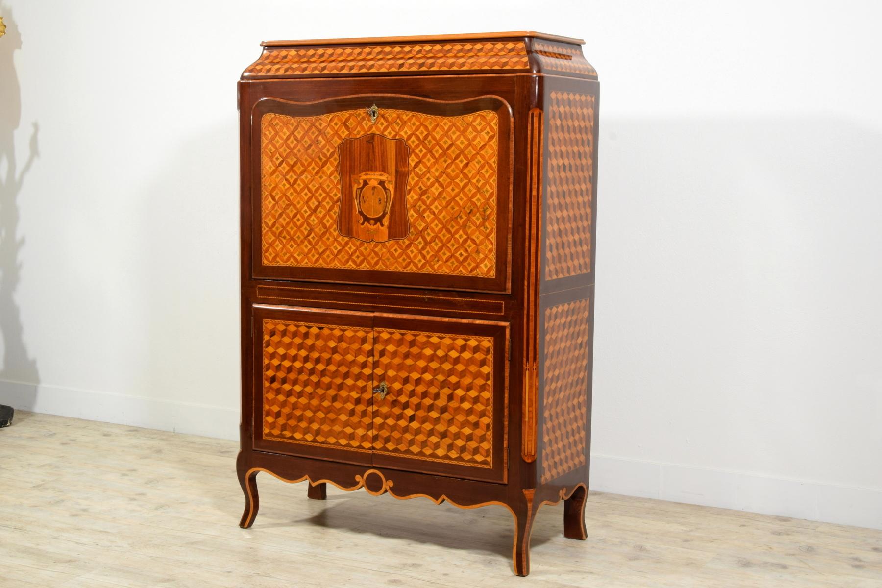 Italiano Segreteria in legno intarsiato neoclassica italiana del XVIII secolo in vendita