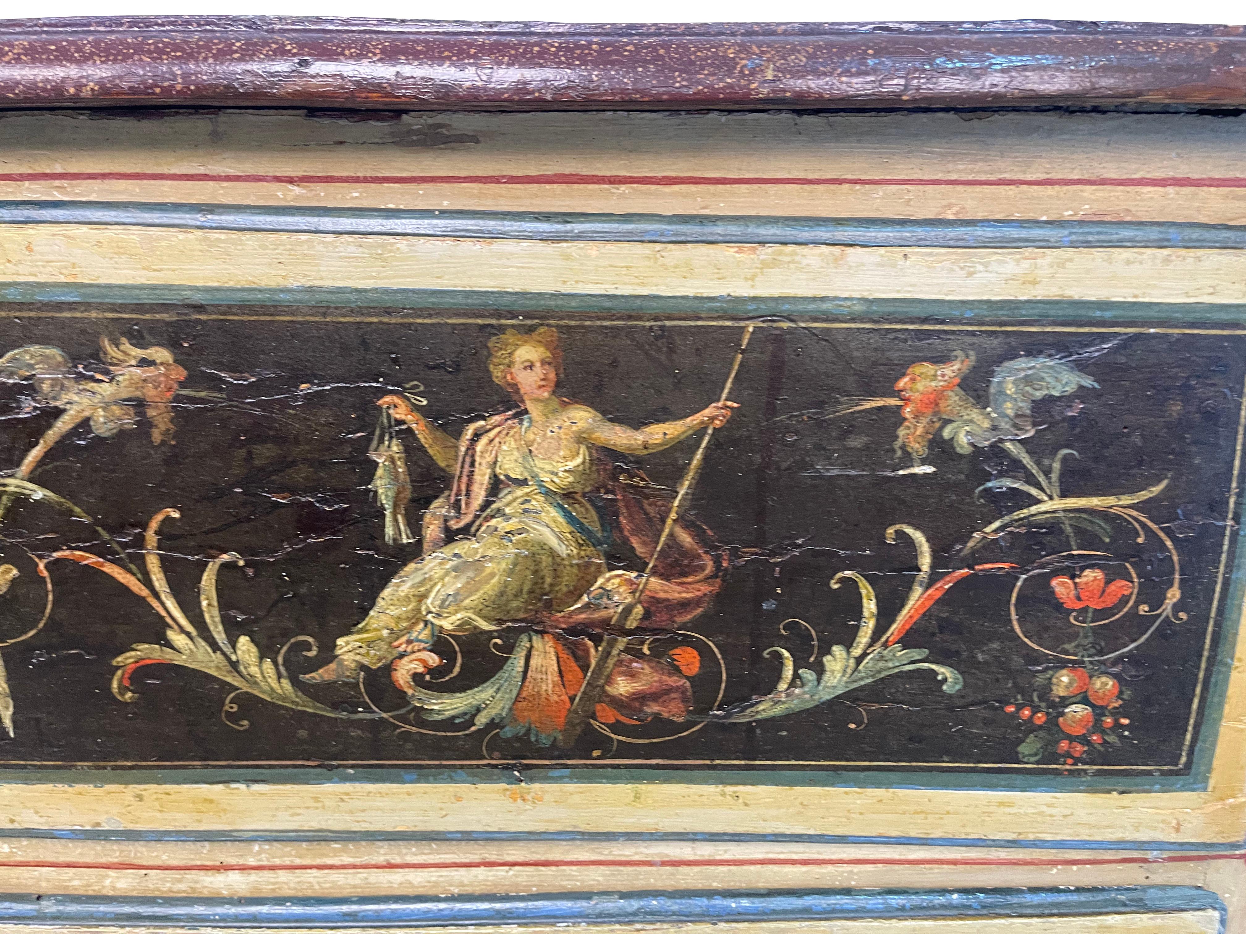 Italienische Kommode aus dem 18. Jahrhundert, mit Malerei verziert Kunststein bemalt, rechteckige Platte.  Die beiden vorderen Schubladen und die Seiten sind bemalt und mit klassischen Figuren, Blattranken, Früchten und Weinreben in der Art von