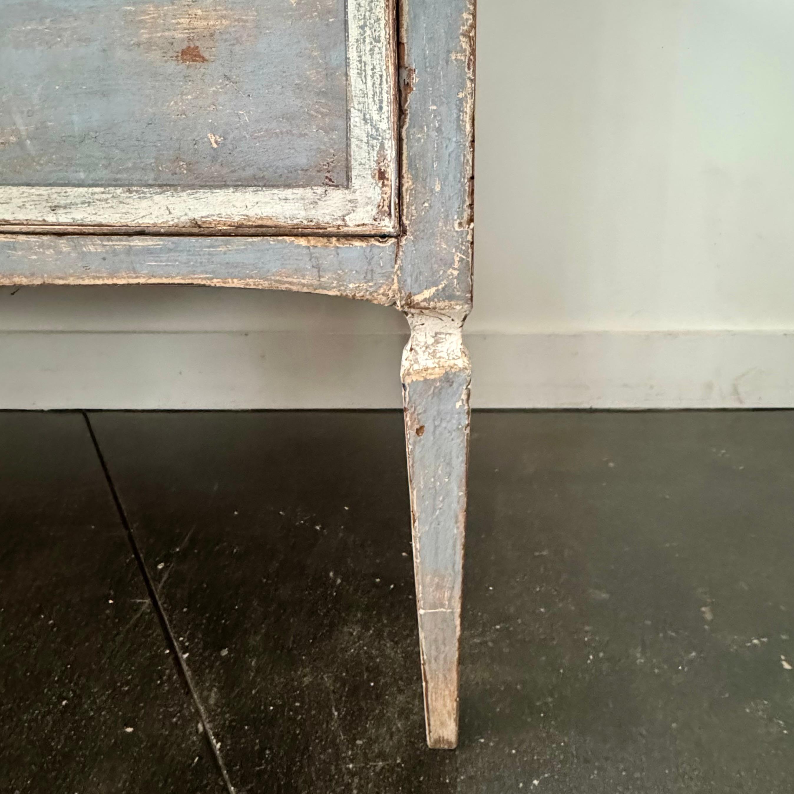 Commode peinte néoclassique italienne du 18e siècle en vente 6