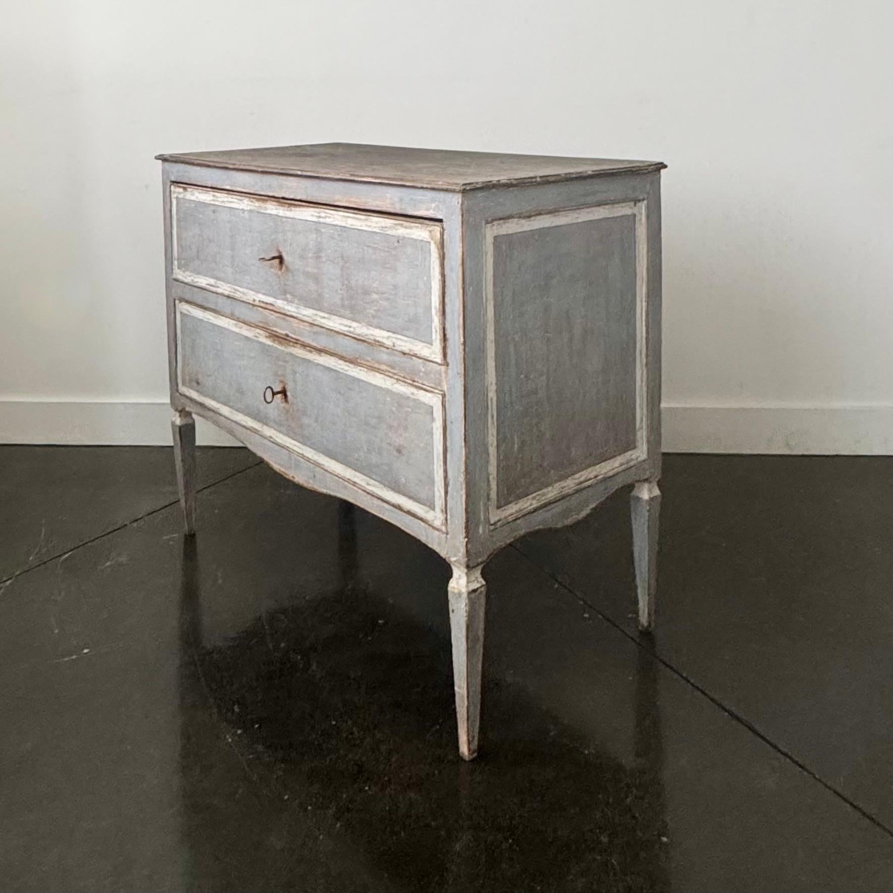 Néoclassique Commode peinte néoclassique italienne du 18e siècle en vente