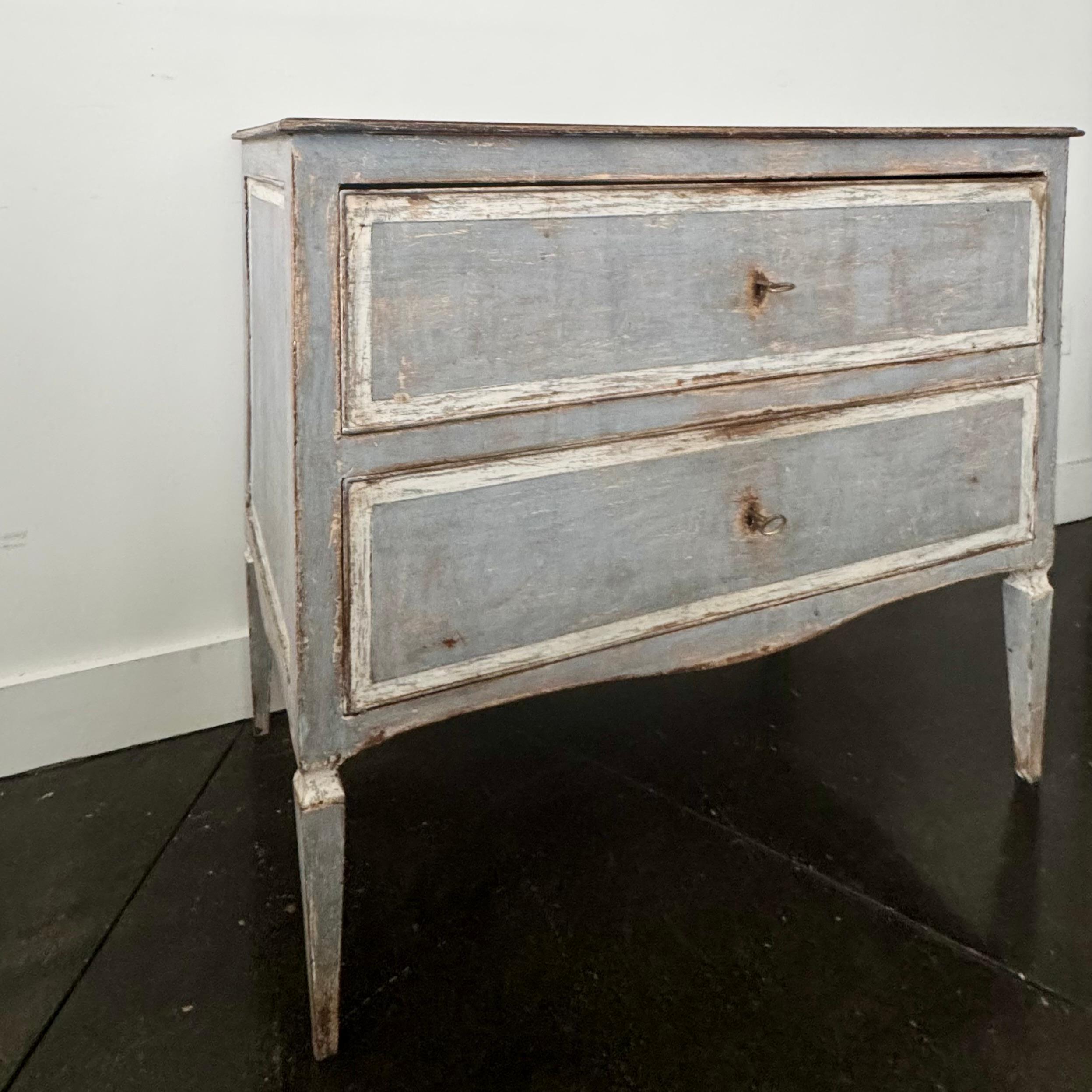 Sculpté à la main Commode peinte néoclassique italienne du 18e siècle en vente