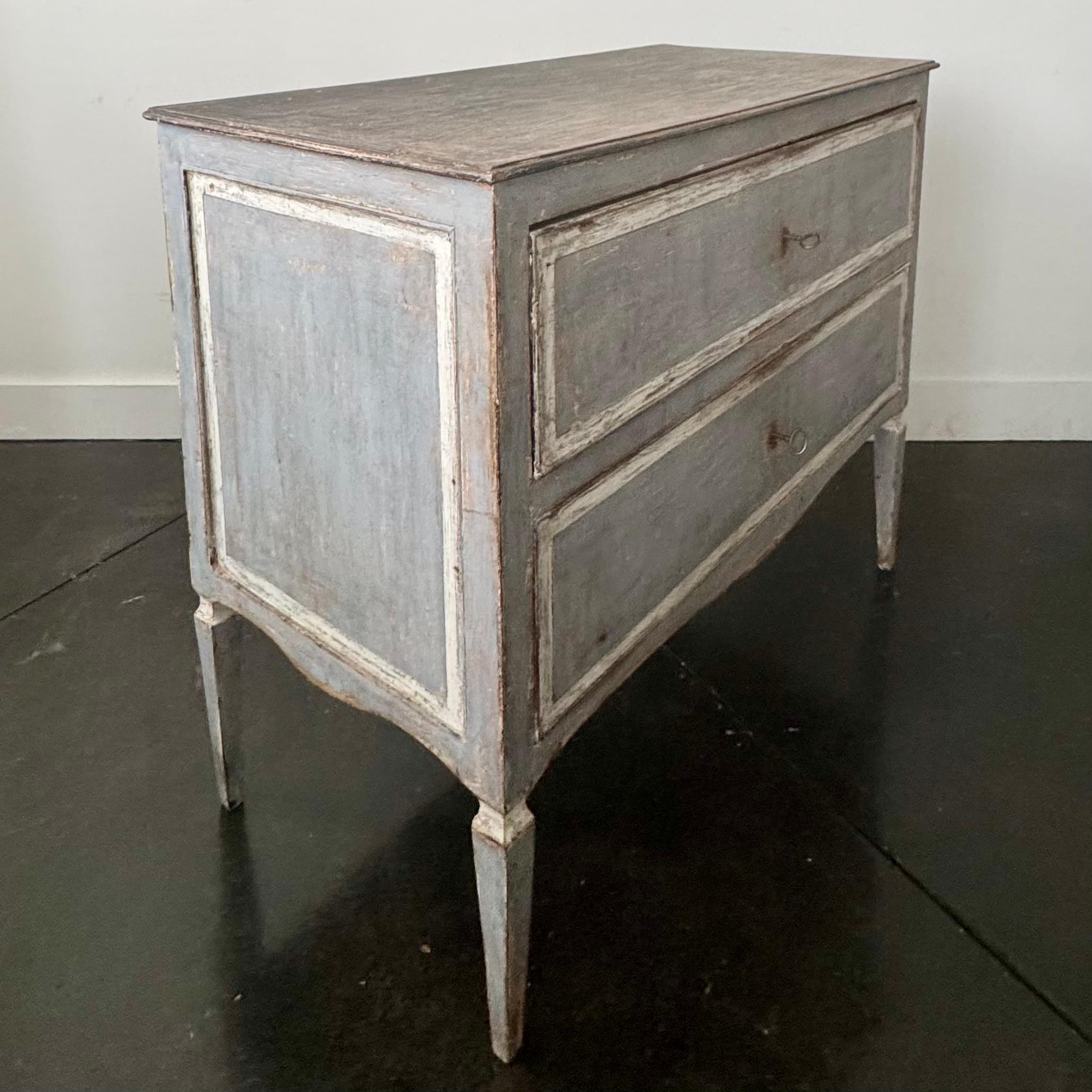 Commode peinte néoclassique italienne du 18e siècle Bon état - En vente à Charleston, SC