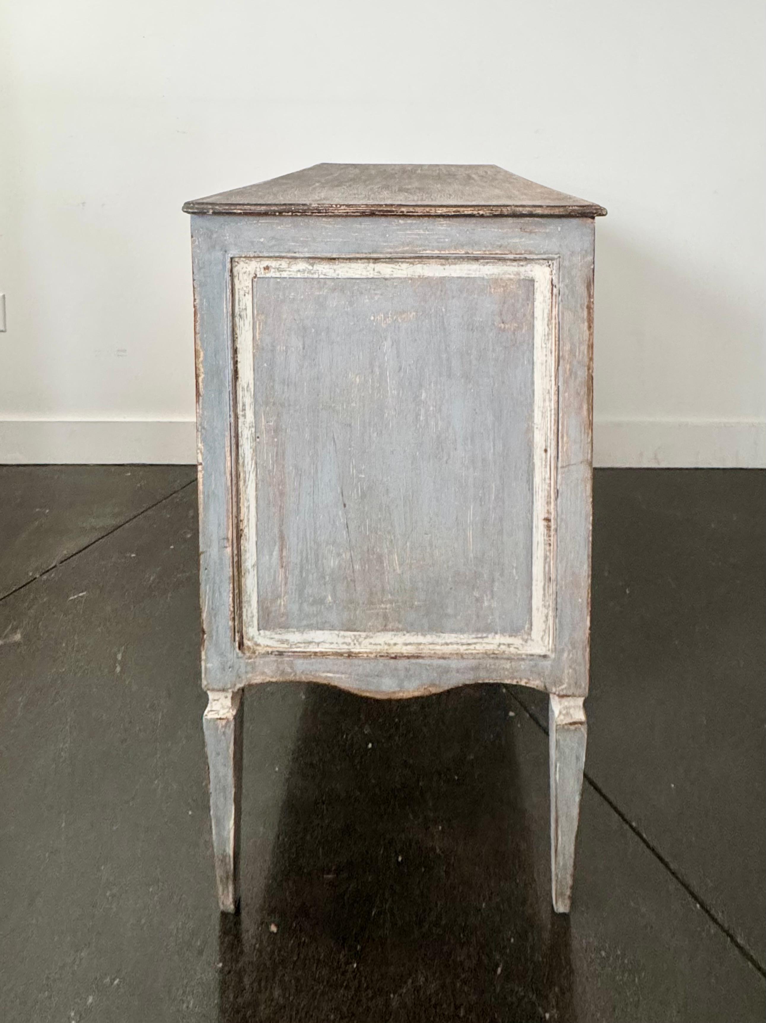 XVIIIe siècle et antérieur Commode peinte néoclassique italienne du 18e siècle en vente