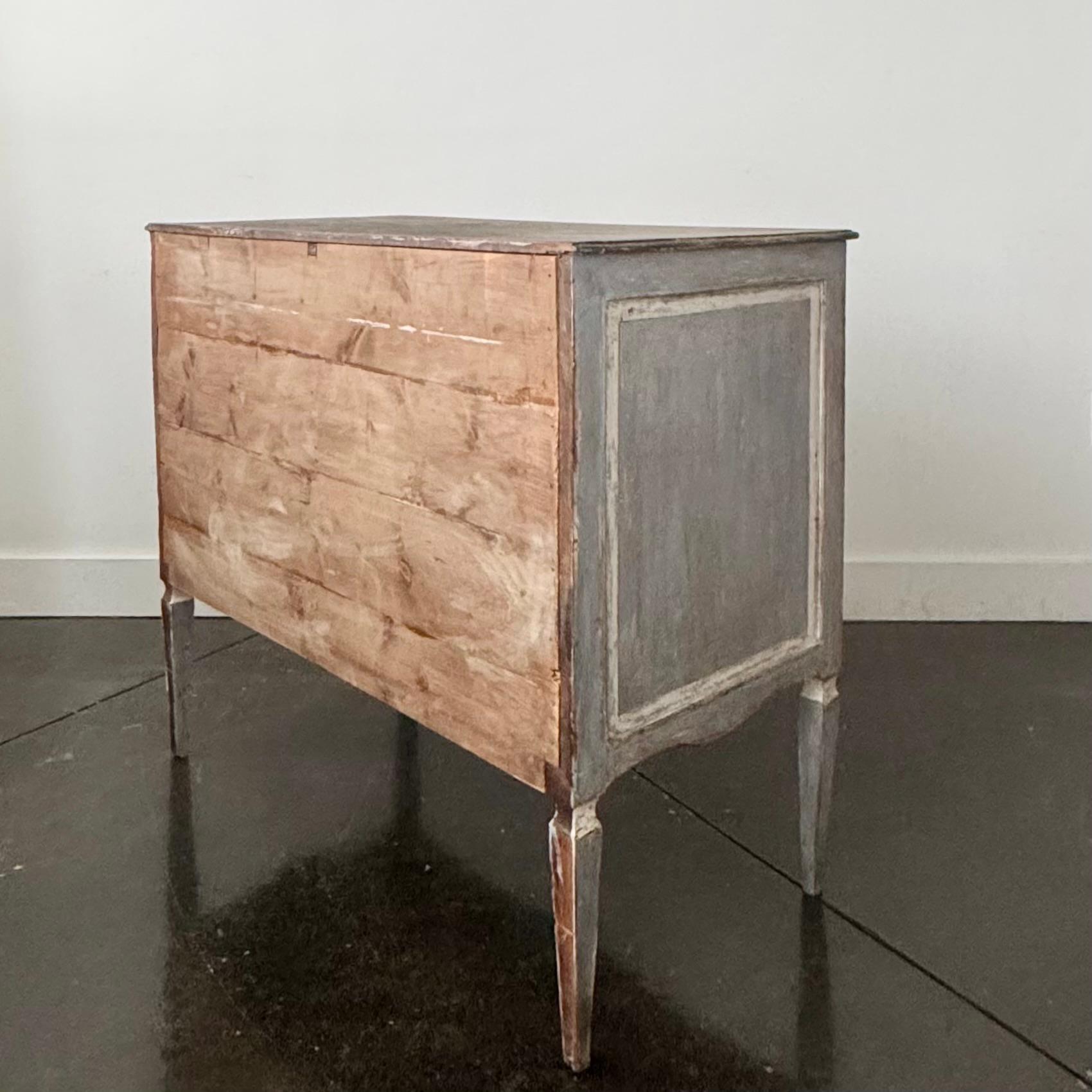 Bois Commode peinte néoclassique italienne du 18e siècle en vente