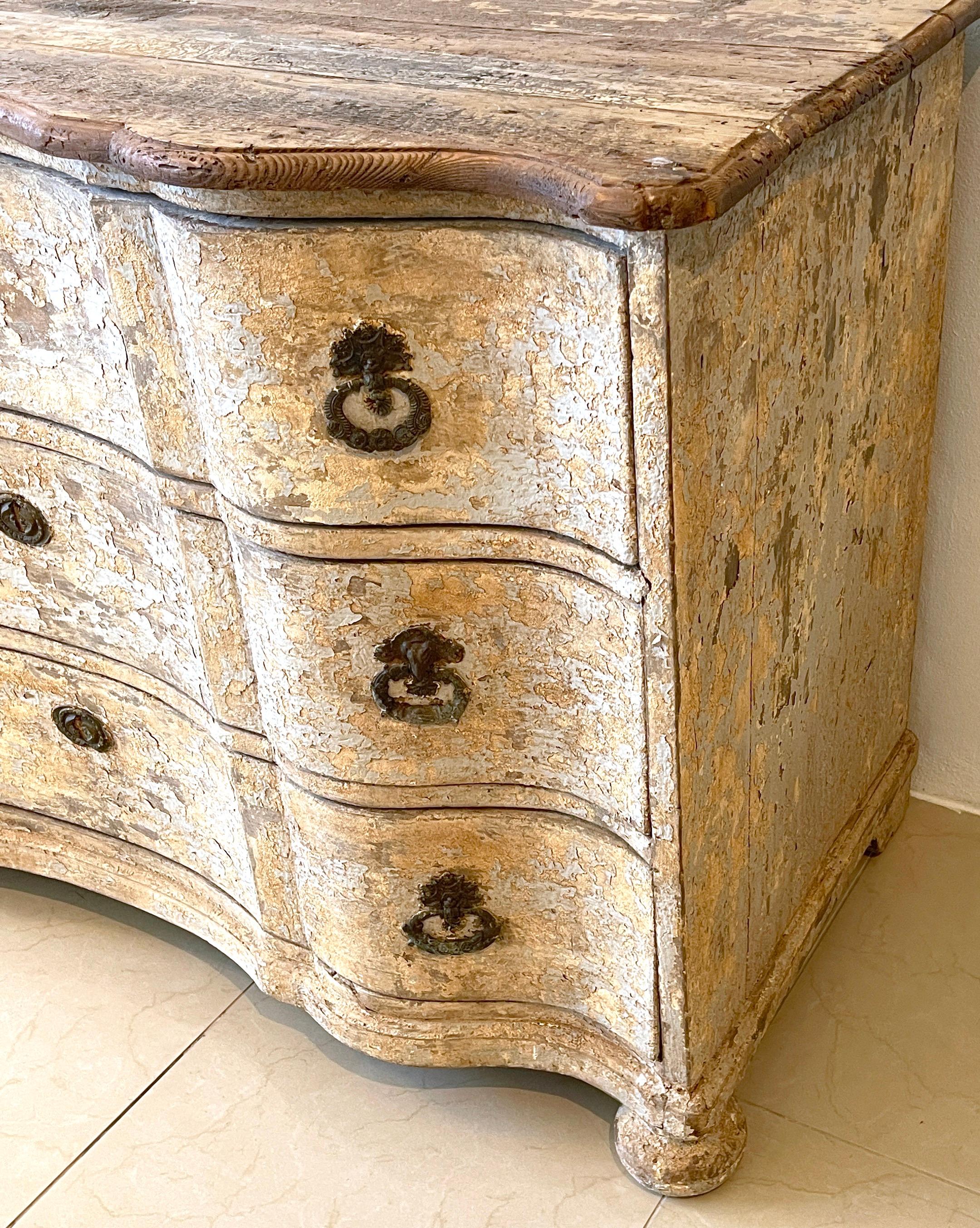 18th Century Italian  Neoclassical Painted Serpentine Commode  For Sale 5