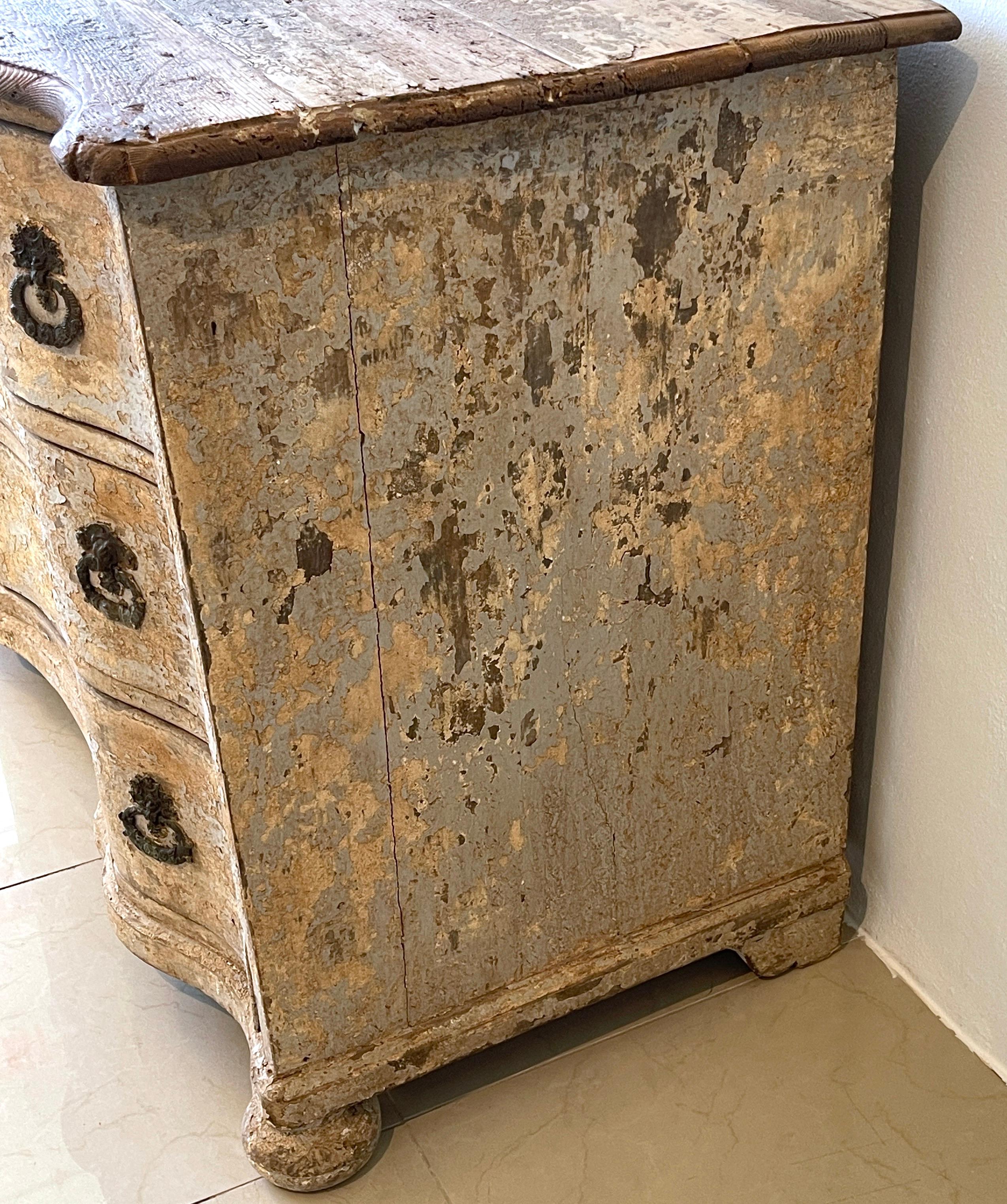 18th Century Italian  Neoclassical Painted Serpentine Commode  For Sale 6