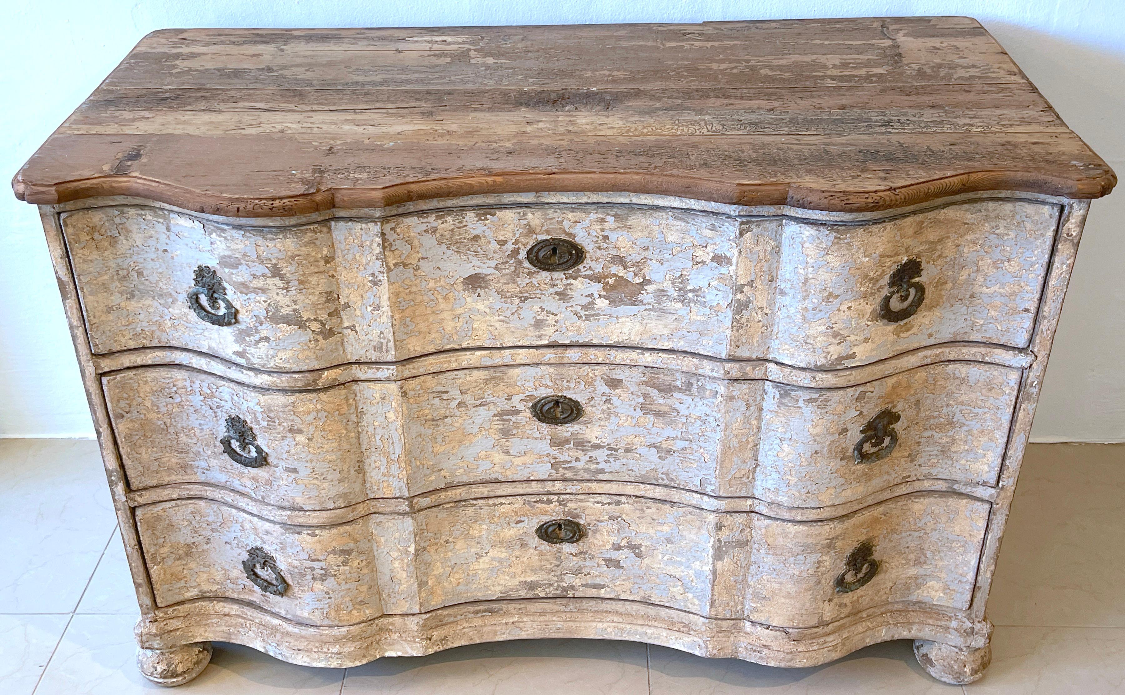 18th Century Italian  Neoclassical Painted Serpentine Commode 
Italy, 18th Century 
A substantial chest of drawers with natural walnut serpentine top, resting on a lower block front distressed paint decorated case fitted with four long drawers, each