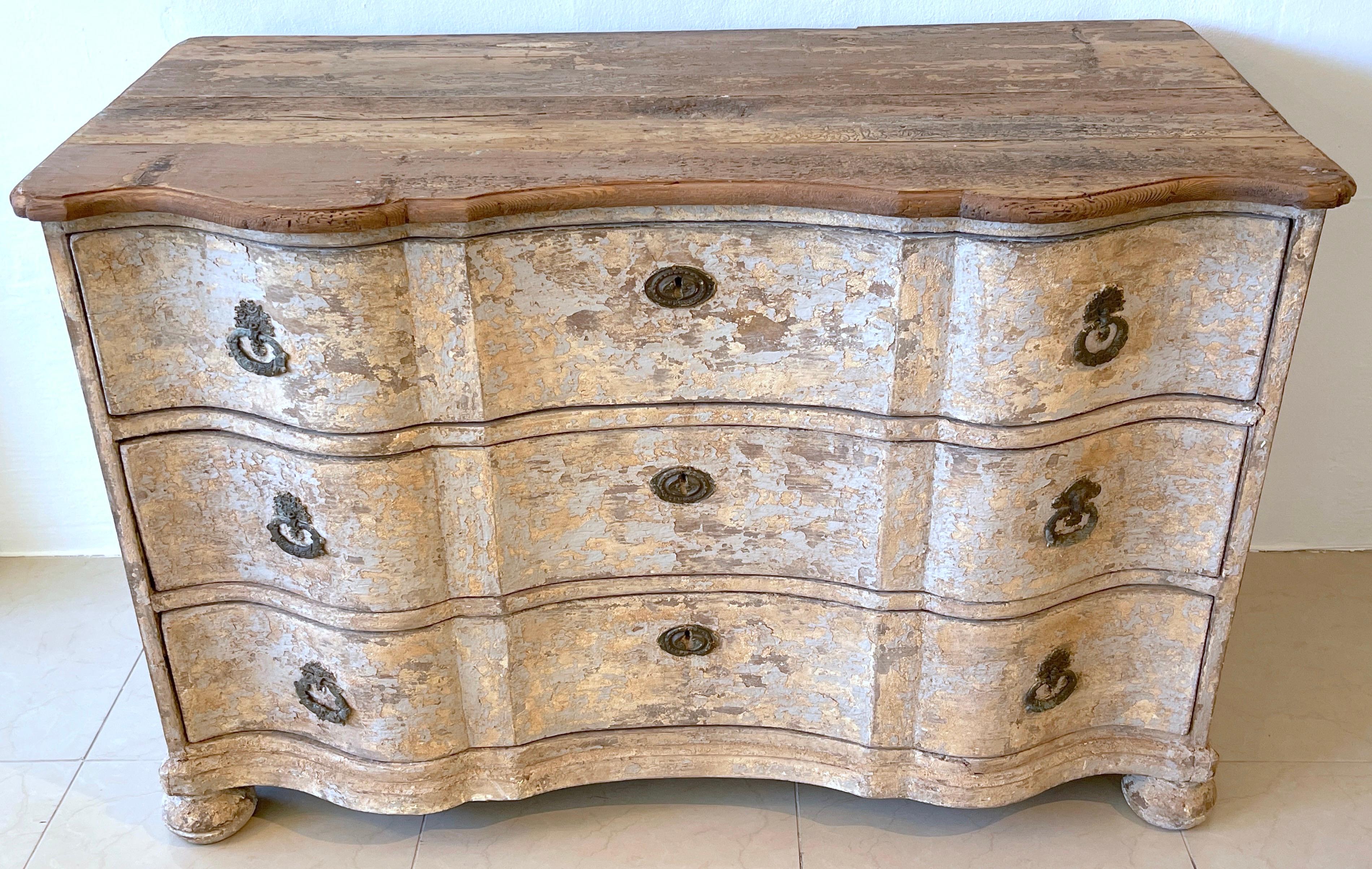 18th Century Italian  Neoclassical Painted Serpentine Commode  In Good Condition For Sale In West Palm Beach, FL