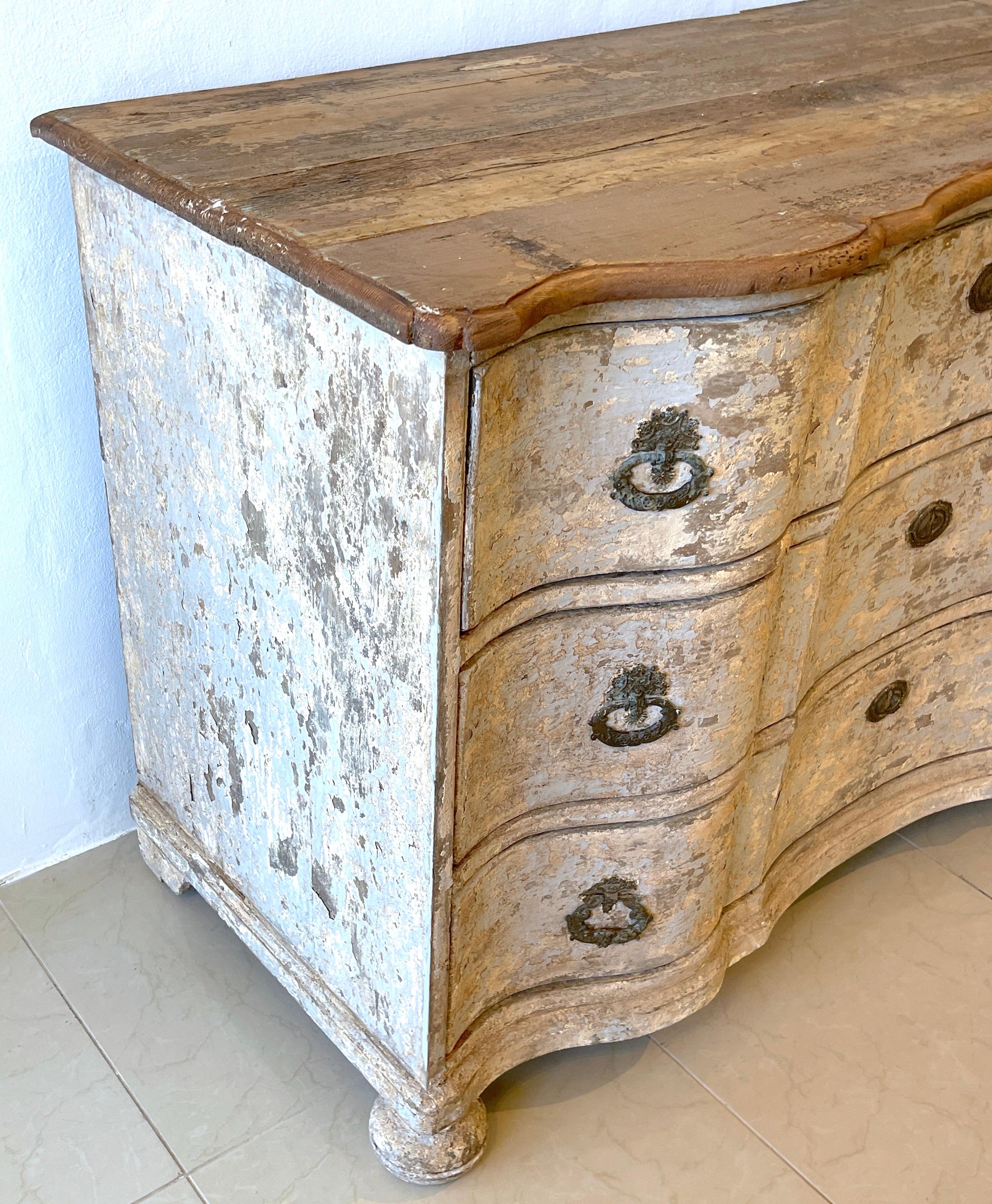 18th Century and Earlier 18th Century Italian  Neoclassical Painted Serpentine Commode  For Sale