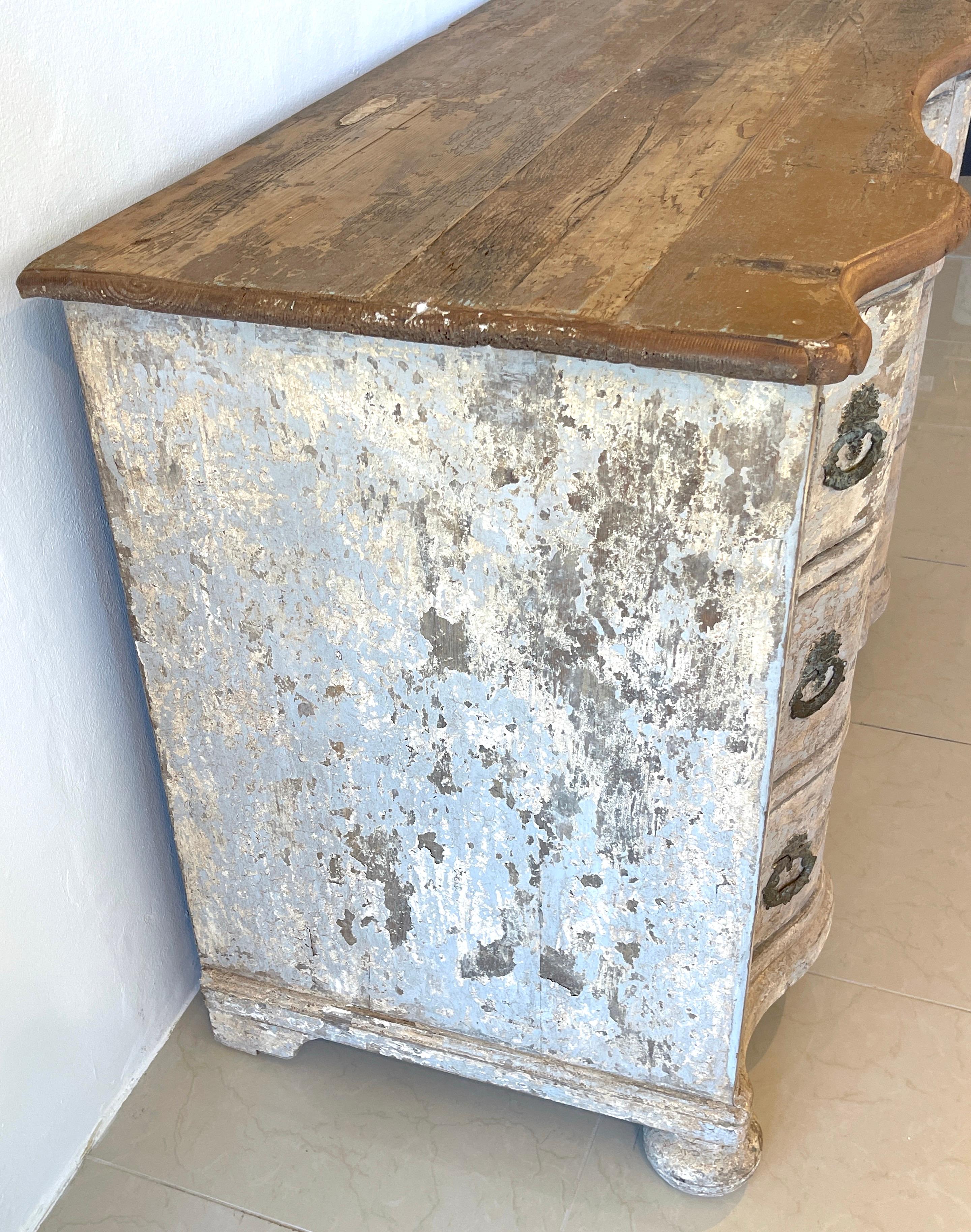 Metal 18th Century Italian  Neoclassical Painted Serpentine Commode  For Sale