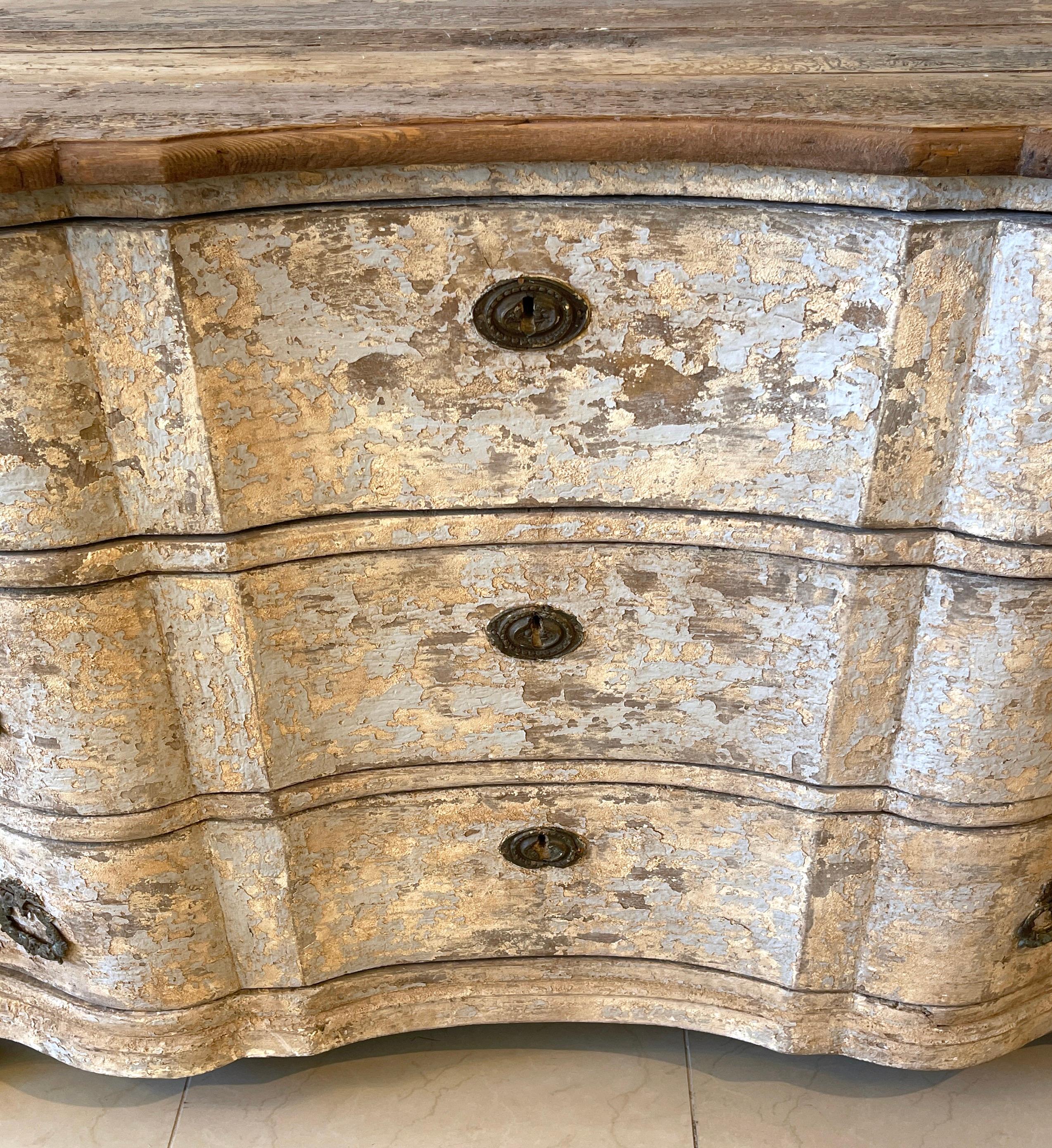 18th Century Italian  Neoclassical Painted Serpentine Commode  For Sale 4