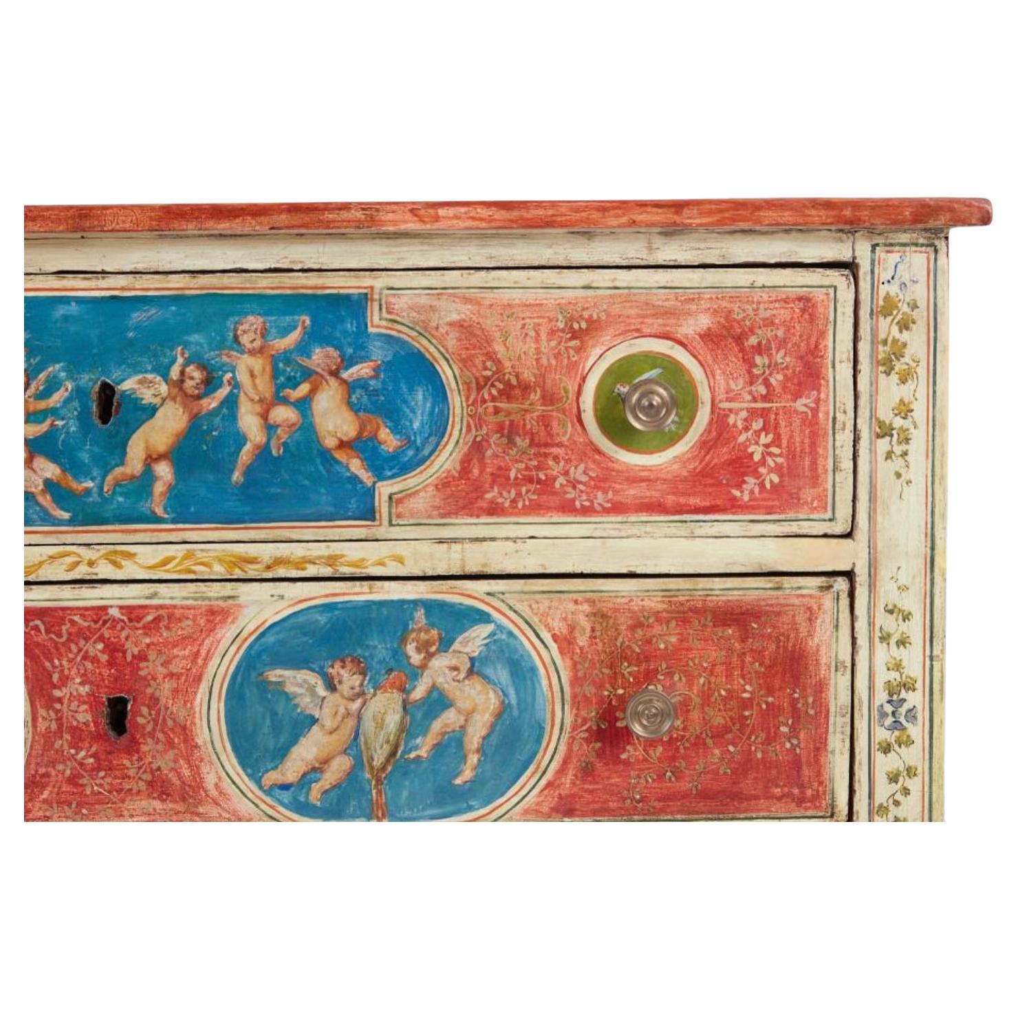 Italienische Kommode im neoklassischen Stil des späten 18. Jahrhunderts mit polychromem Dekor. Die drei großen Schubladen sind in Rot und Blau mit Engeln und Vögeln in der Mitte der Schubladenfronten und auf der Mitte der Oberseite/Seiten der