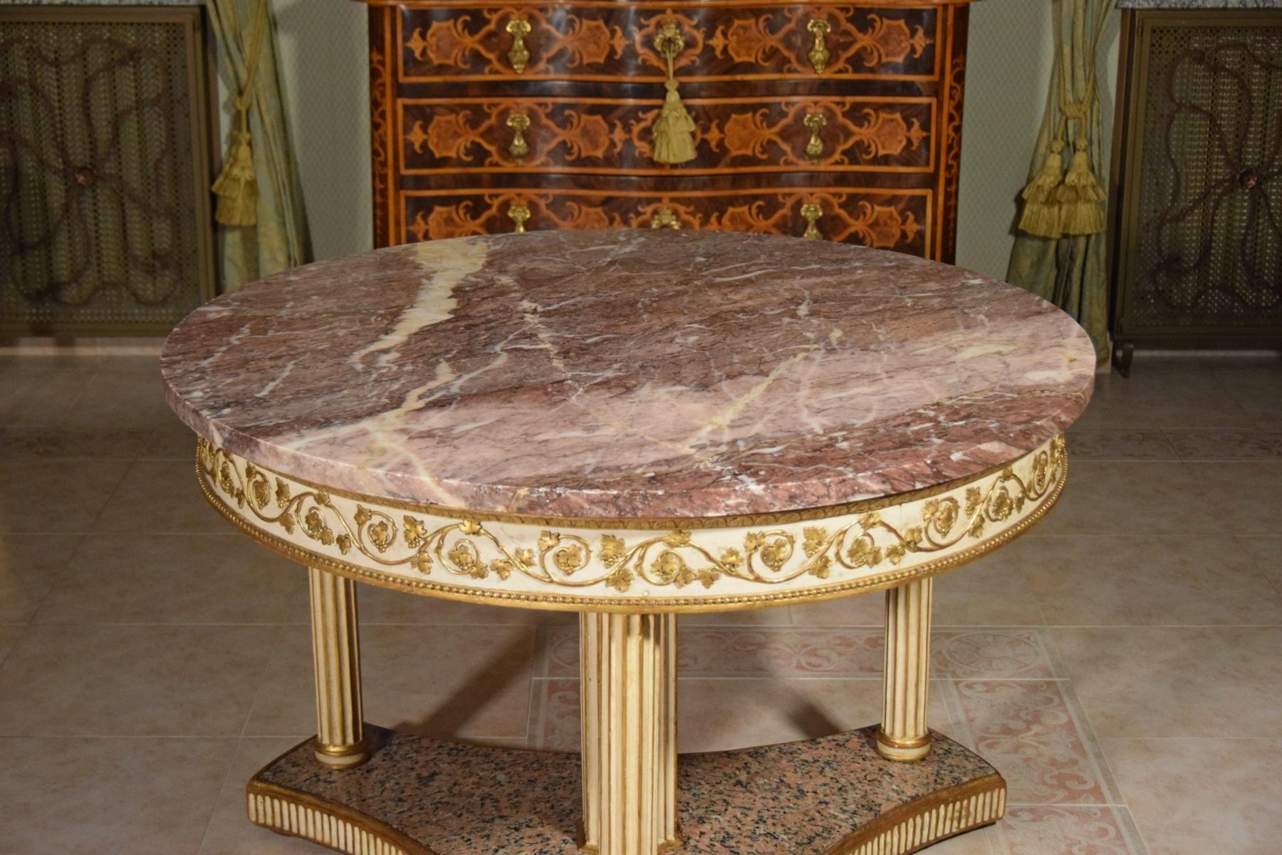 18th Century, Italian Neoclassical Round Lacquered Wood Center Table 7