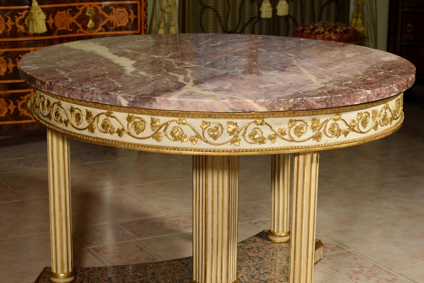 18th Century, Italian Neoclassical Round Lacquered Wood Center Table 10