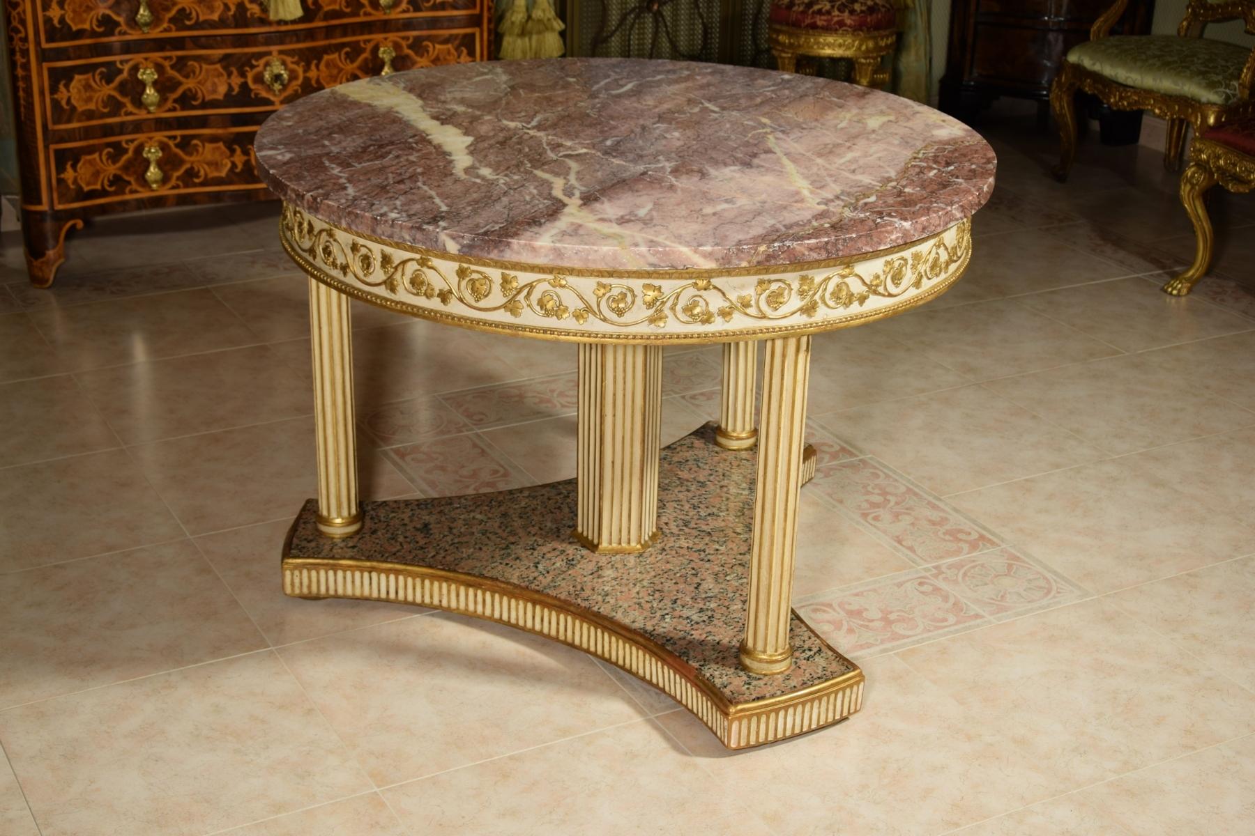 18th Century, Italian Neoclassical Round Lacquered Wood Center Table 11