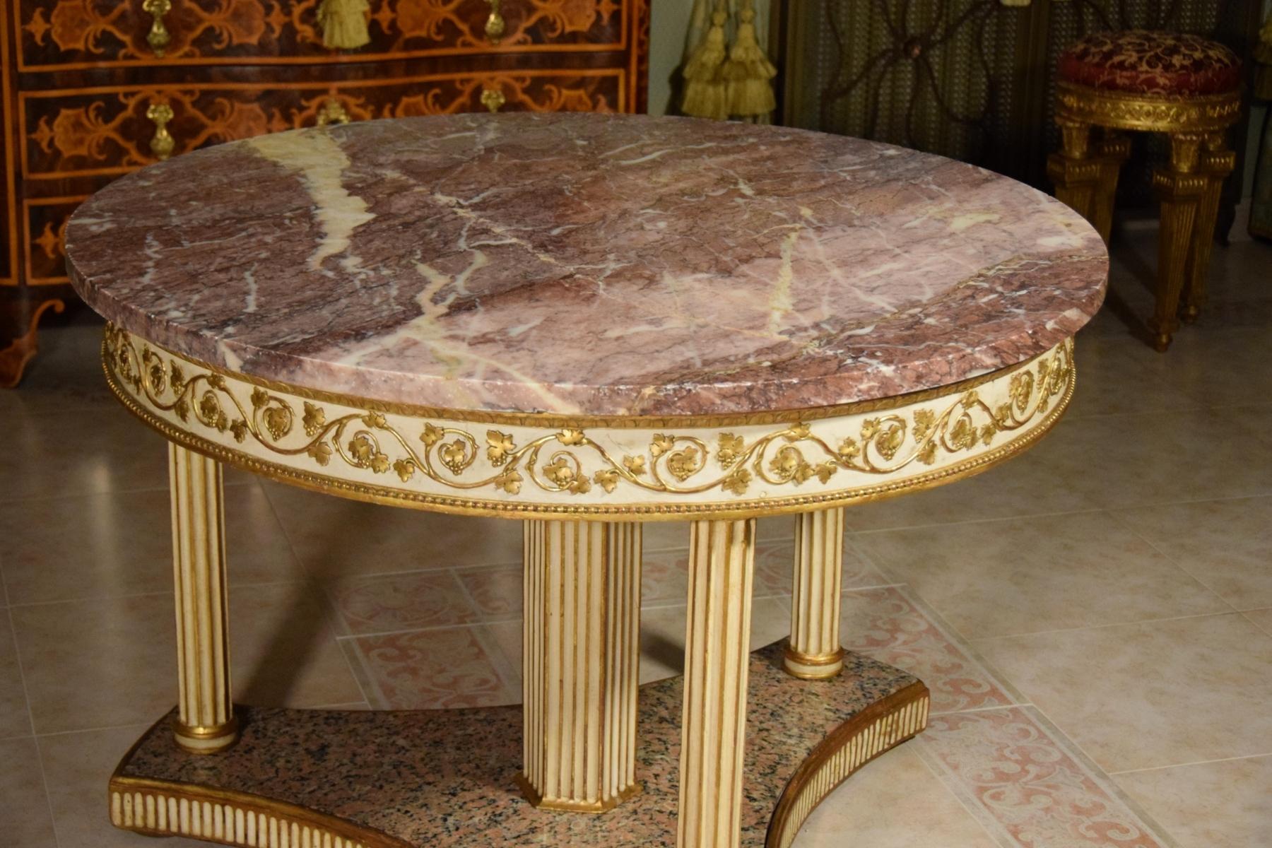 18th Century, Italian Neoclassical Round Lacquered Wood Center Table 12