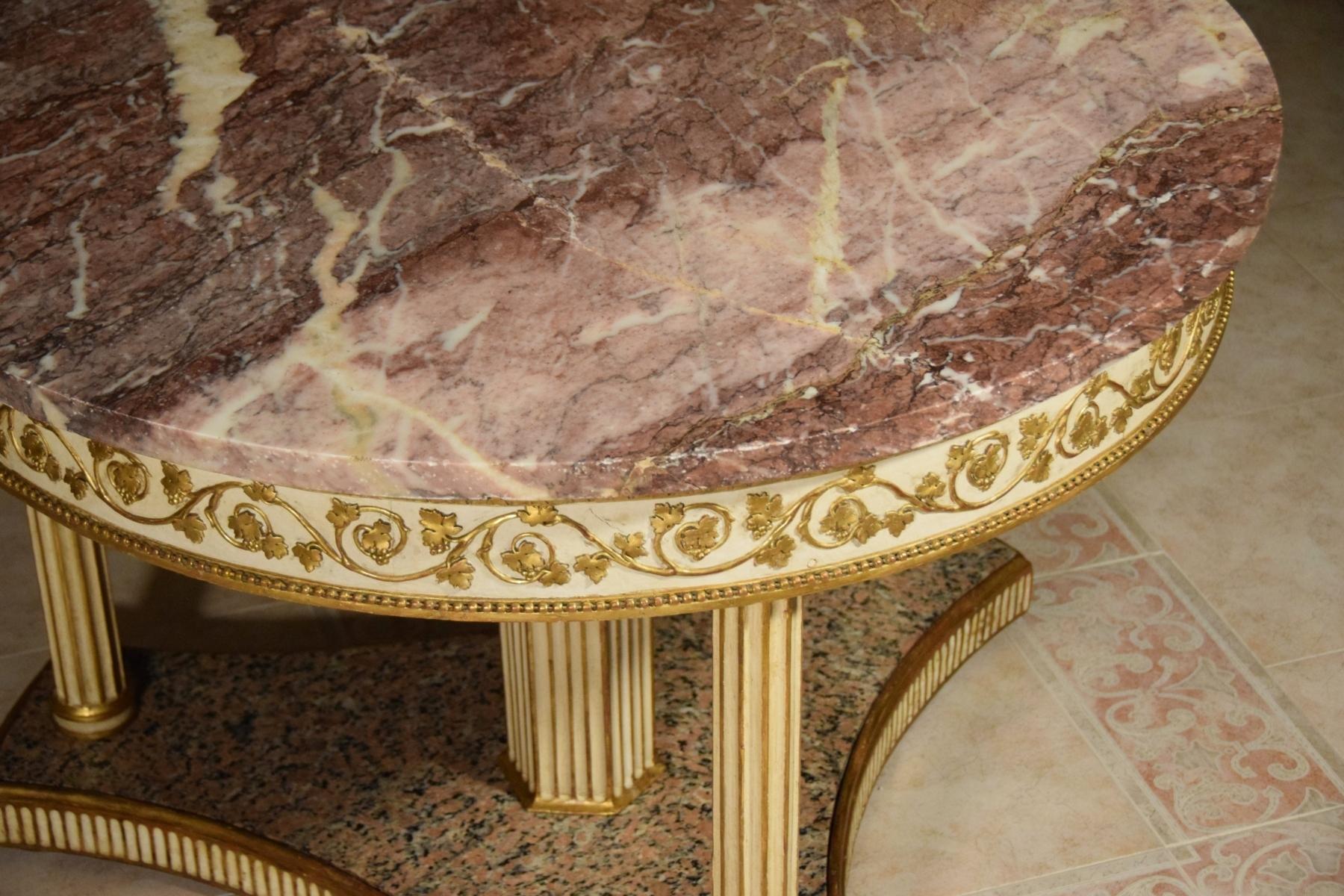 18th Century, Italian Neoclassical Round Lacquered Wood Center Table 13