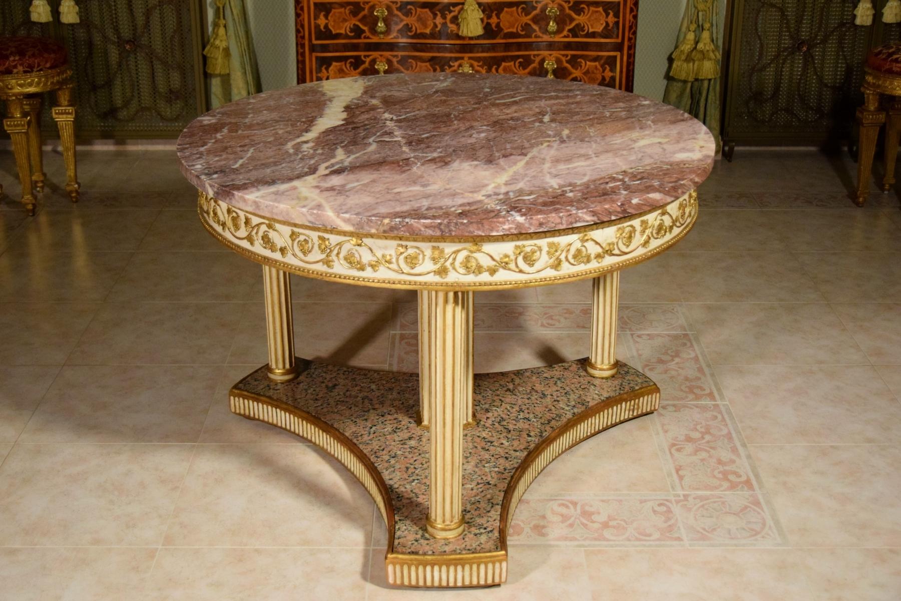 Hand-Carved 18th Century, Italian Neoclassical Round Lacquered Wood Center Table