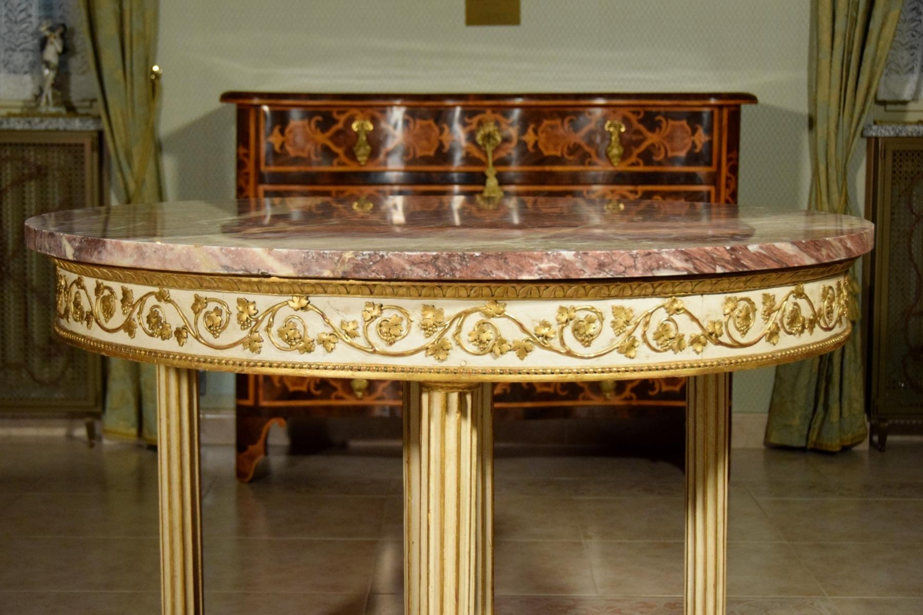 18th Century, Italian Neoclassical Round Lacquered Wood Center Table 2