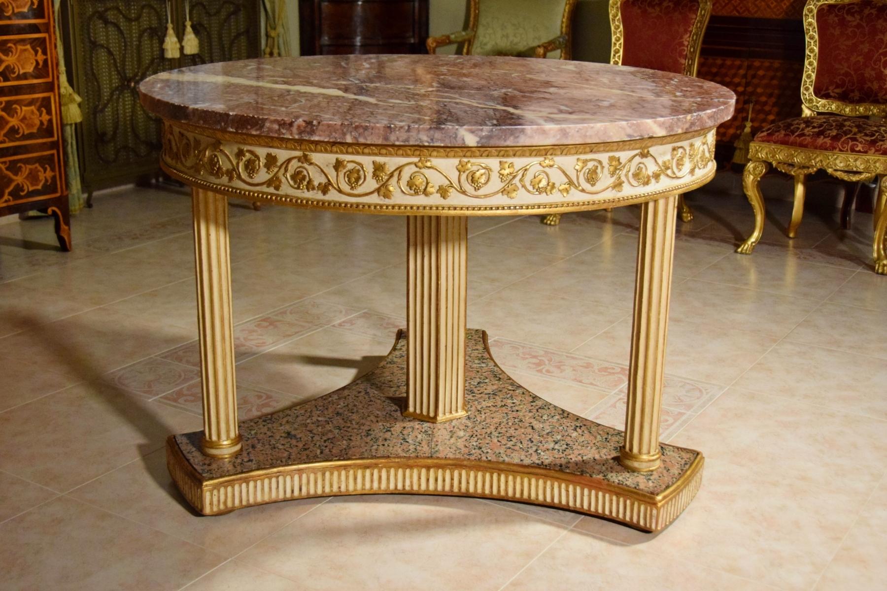18th Century, Italian Neoclassical Round Lacquered Wood Center Table 3