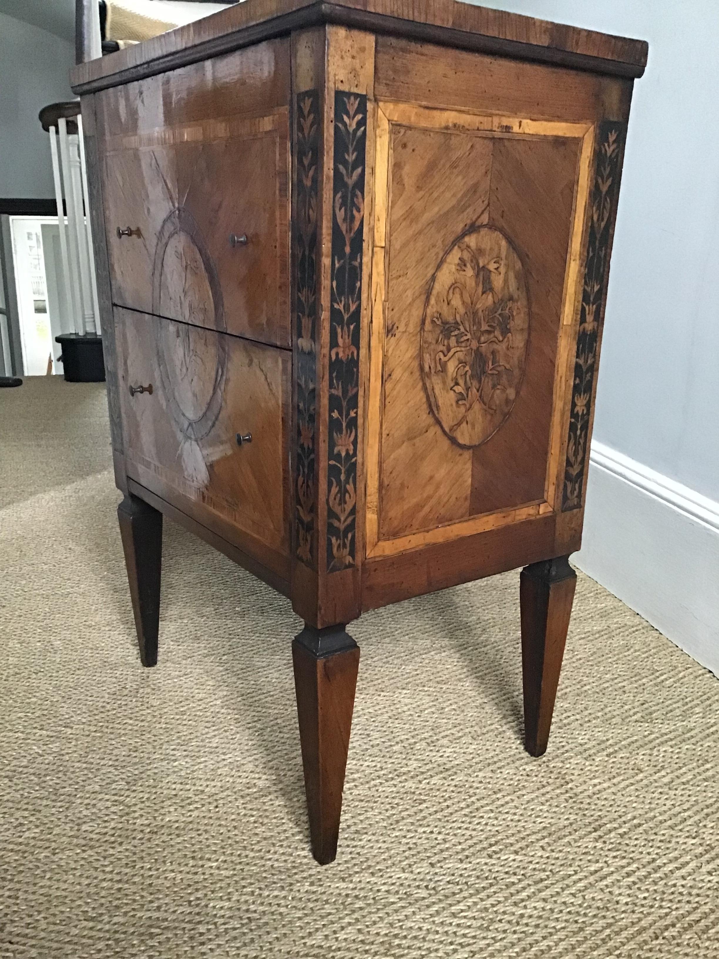 18th Century Italian Neoclassical Walnut and Marquetry Commodino im Angebot 4