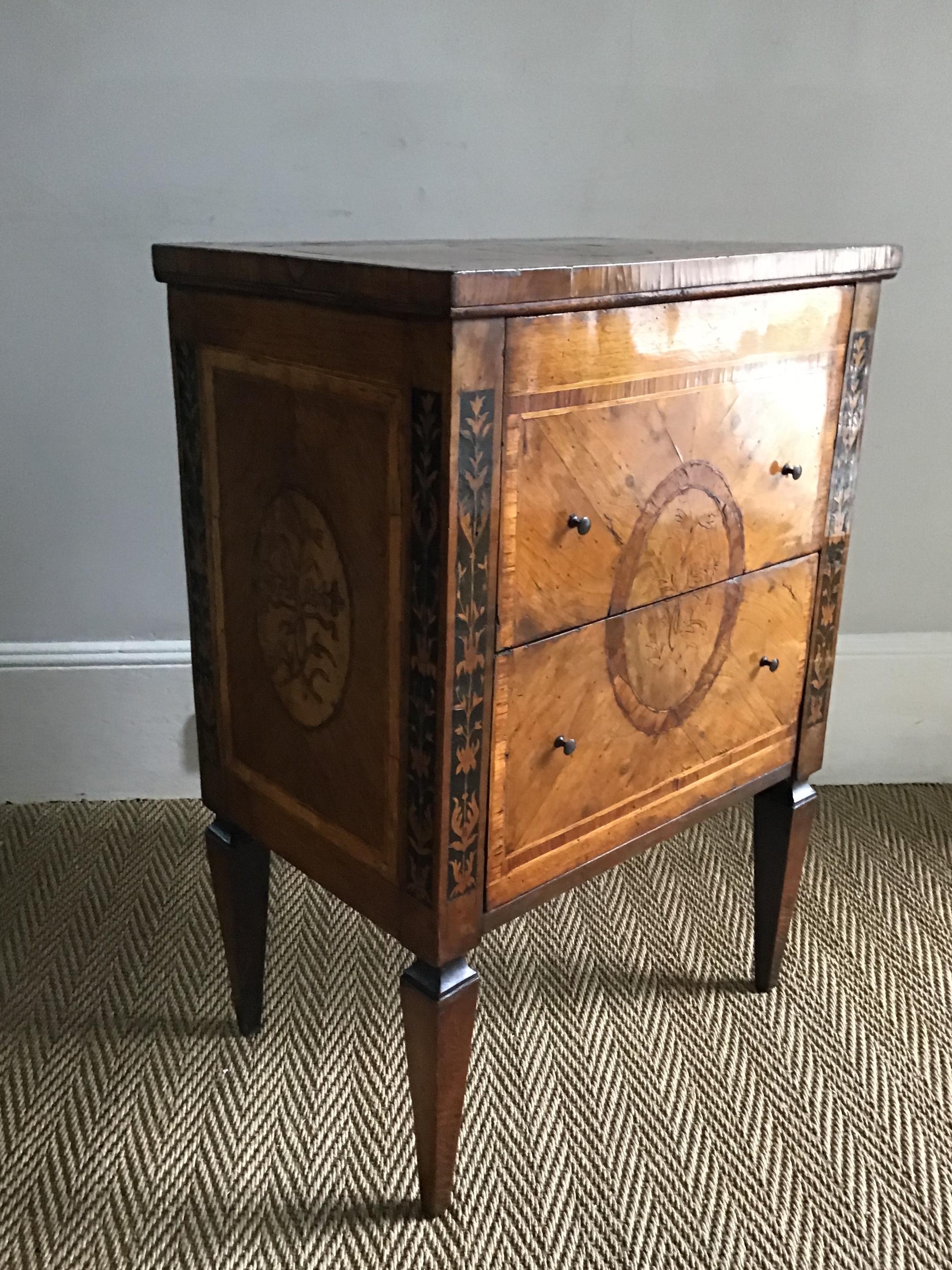 18th Century Italian Neoclassical Walnut and Marquetry Commodino In Good Condition For Sale In London, GB