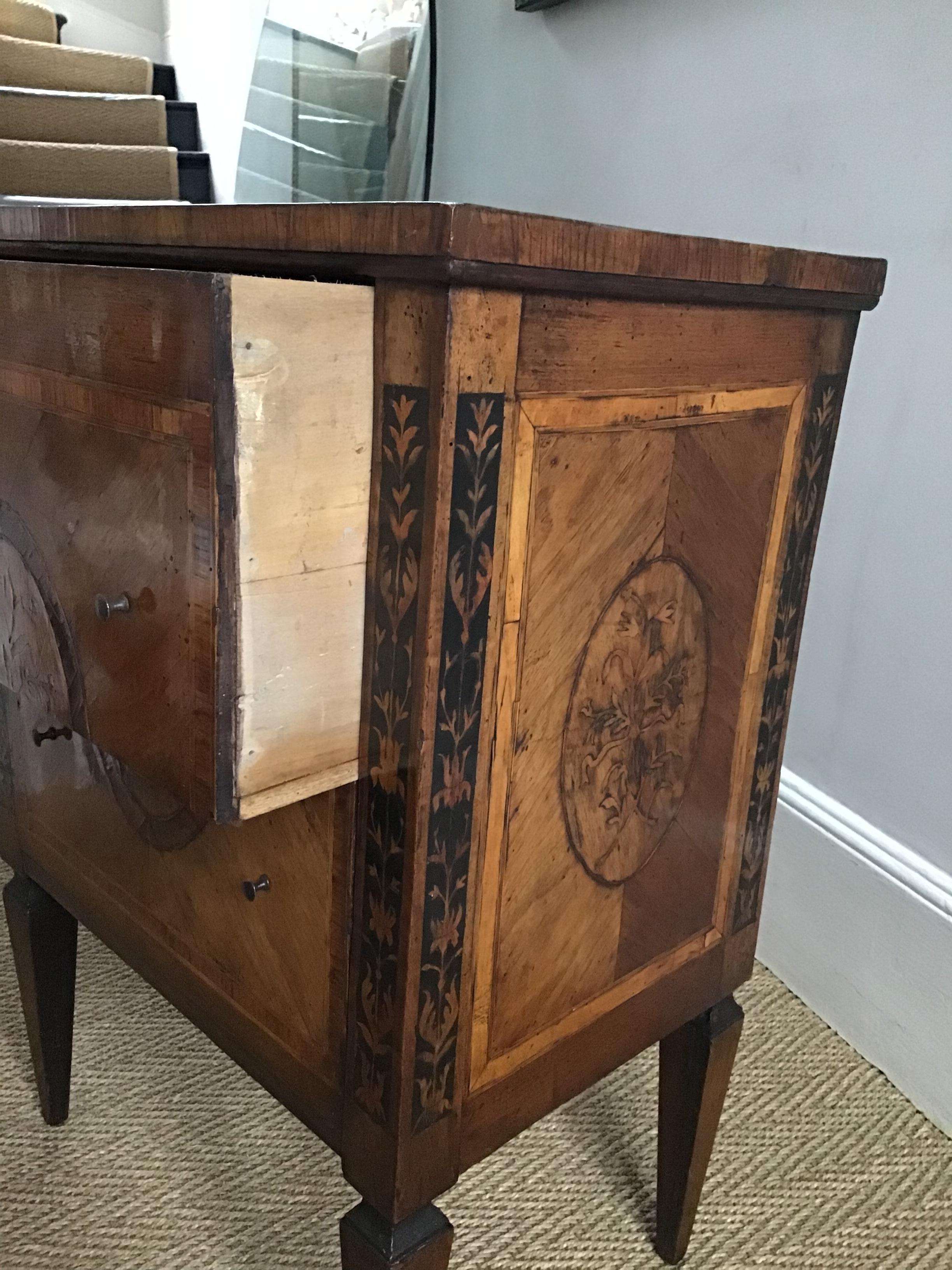 18th Century Italian Neoclassical Walnut and Marquetry Commodino For Sale 1