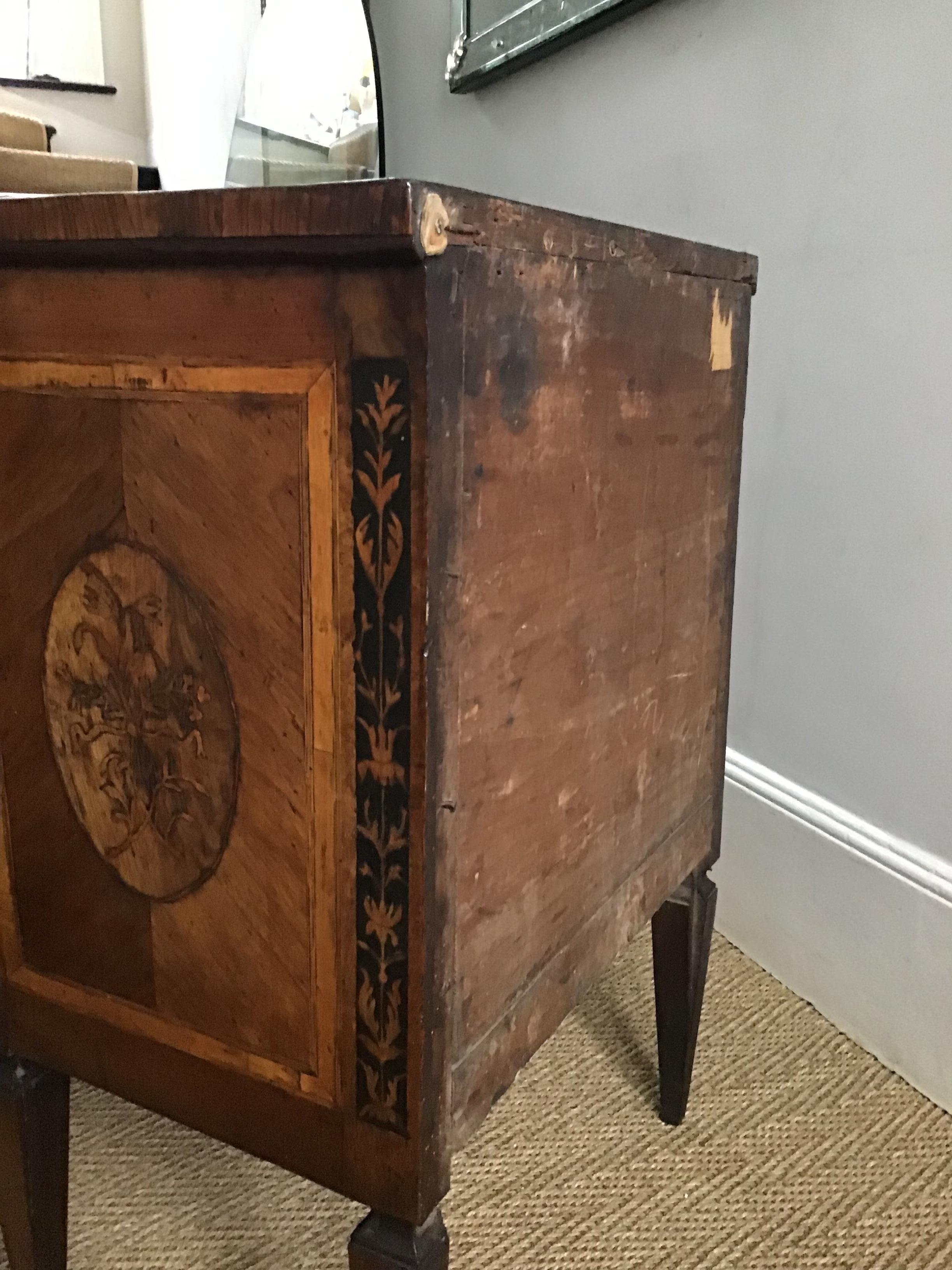 18th Century Italian Neoclassical Walnut and Marquetry Commodino For Sale 2