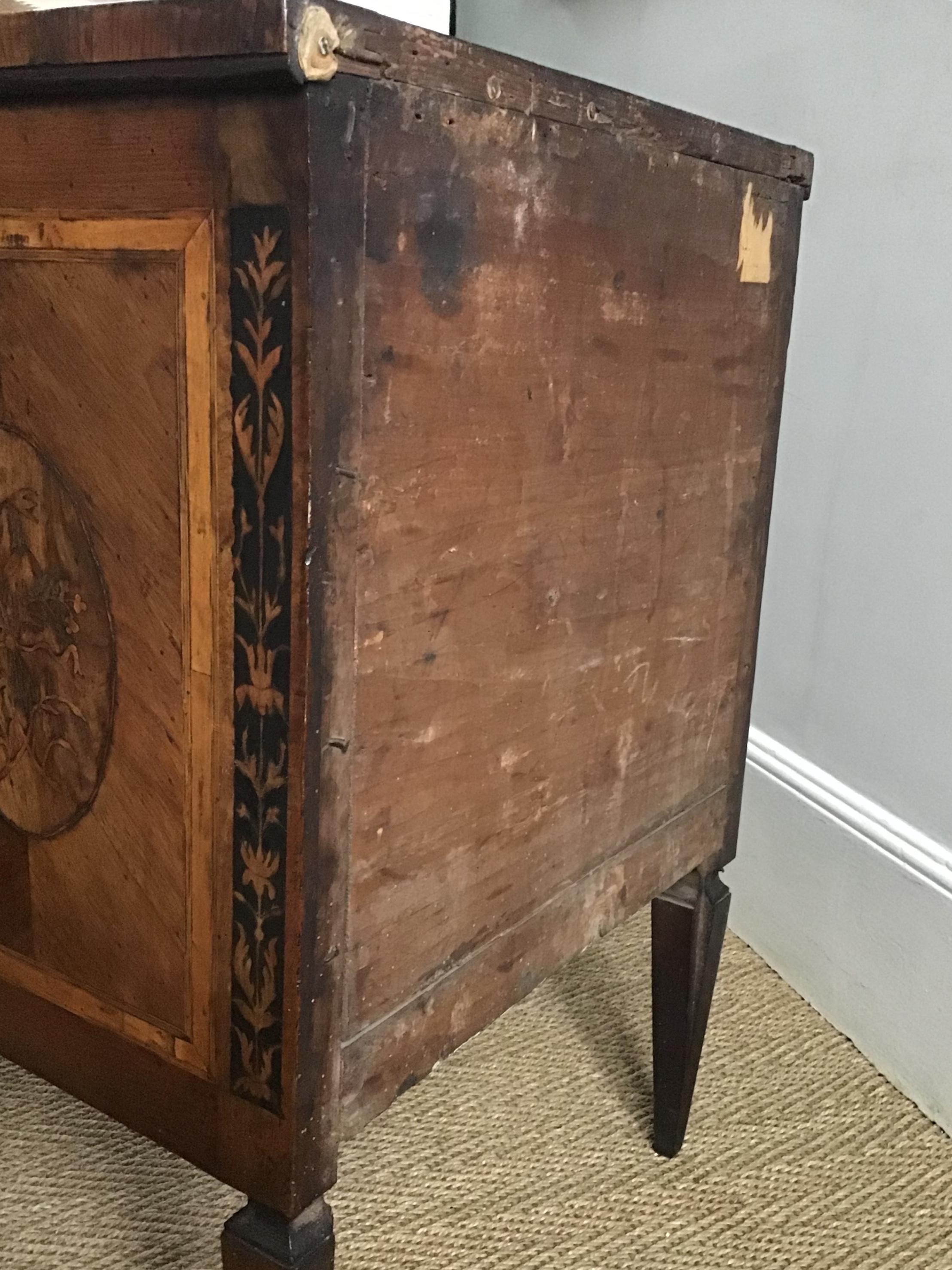 18th Century Italian Neoclassical Walnut and Marquetry Commodino For Sale 3