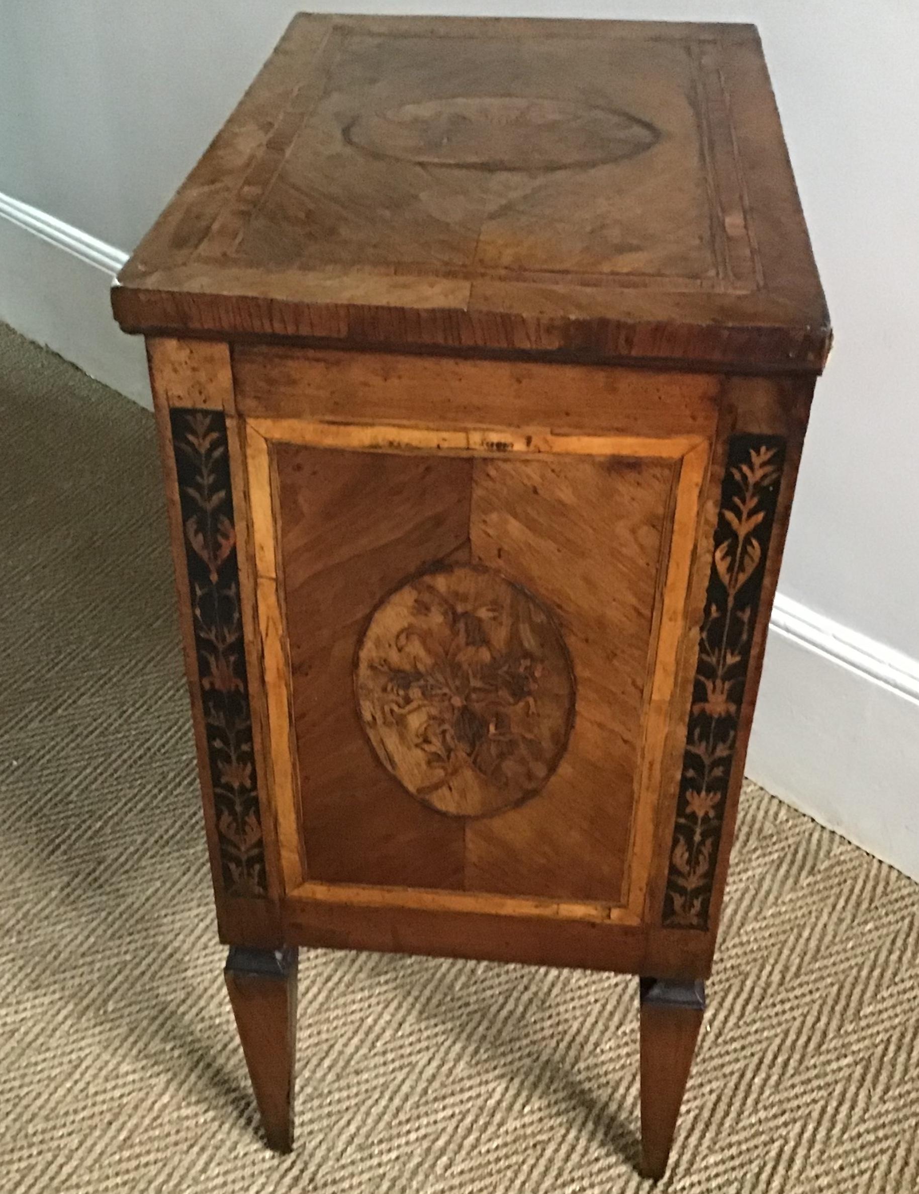 18th Century Italian Neoclassical Walnut and Marquetry Commodino For Sale 4
