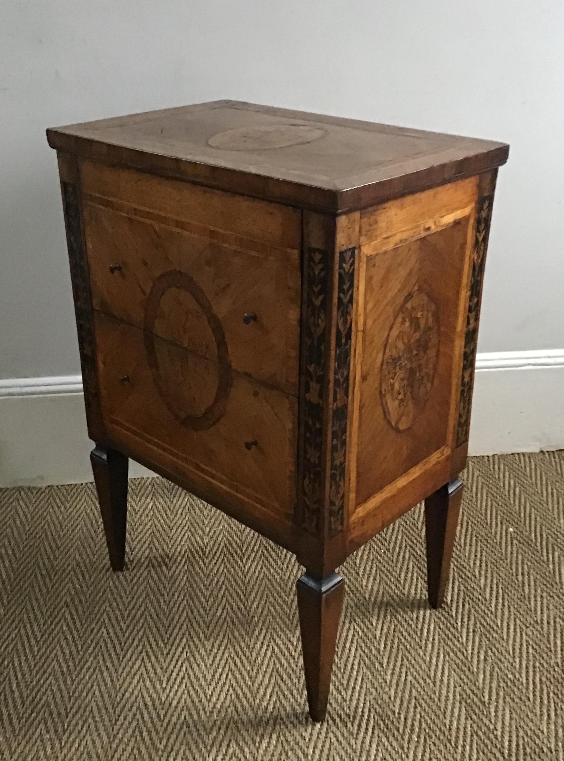 18th Century Italian Neoclassical Walnut and Marquetry Commodino im Angebot 1