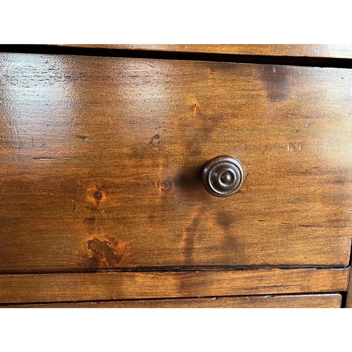 Italienische neoklassizistische Kommode aus Nussbaum des 18. im Angebot 1