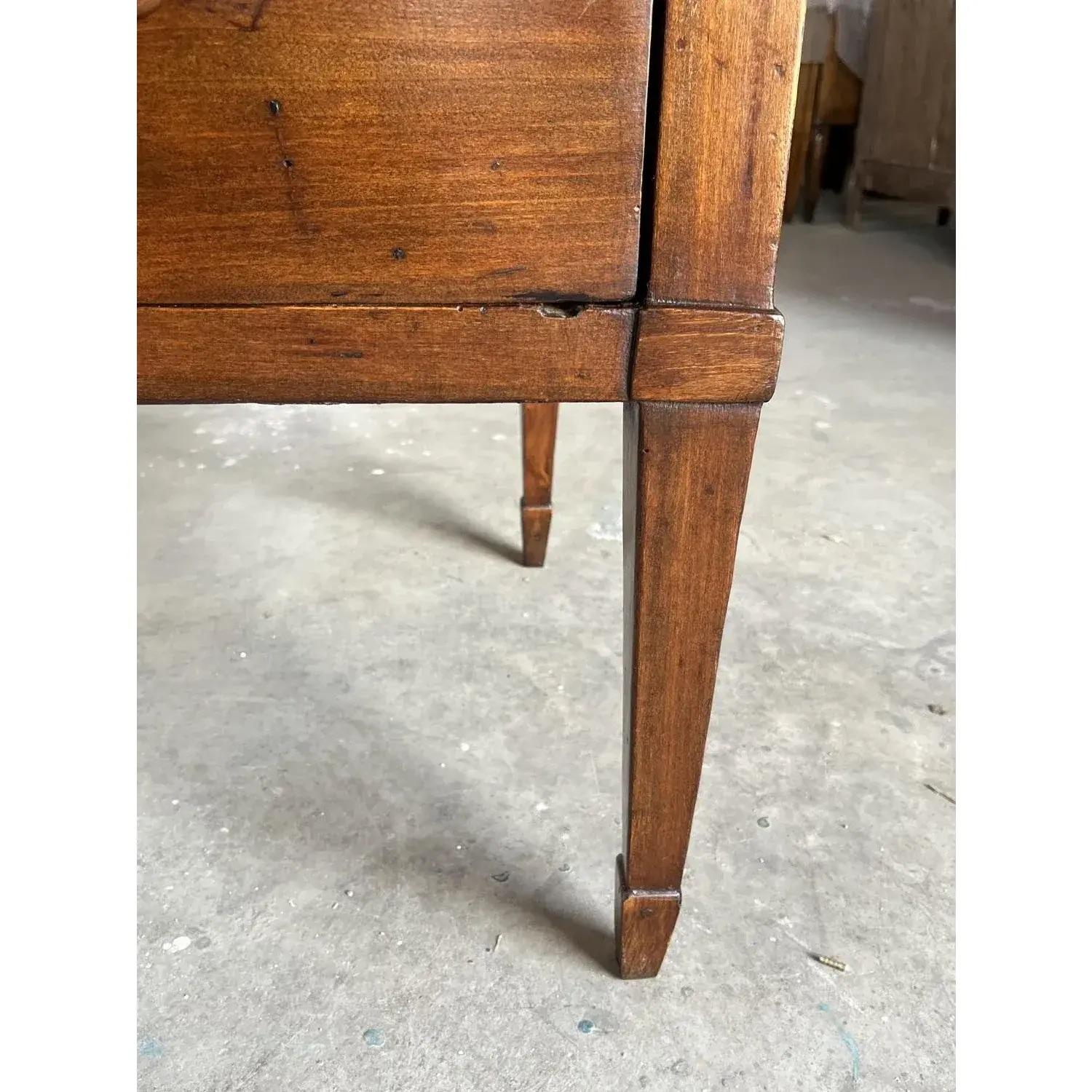Italienische neoklassizistische Kommode aus Nussbaum des 18. im Angebot 2