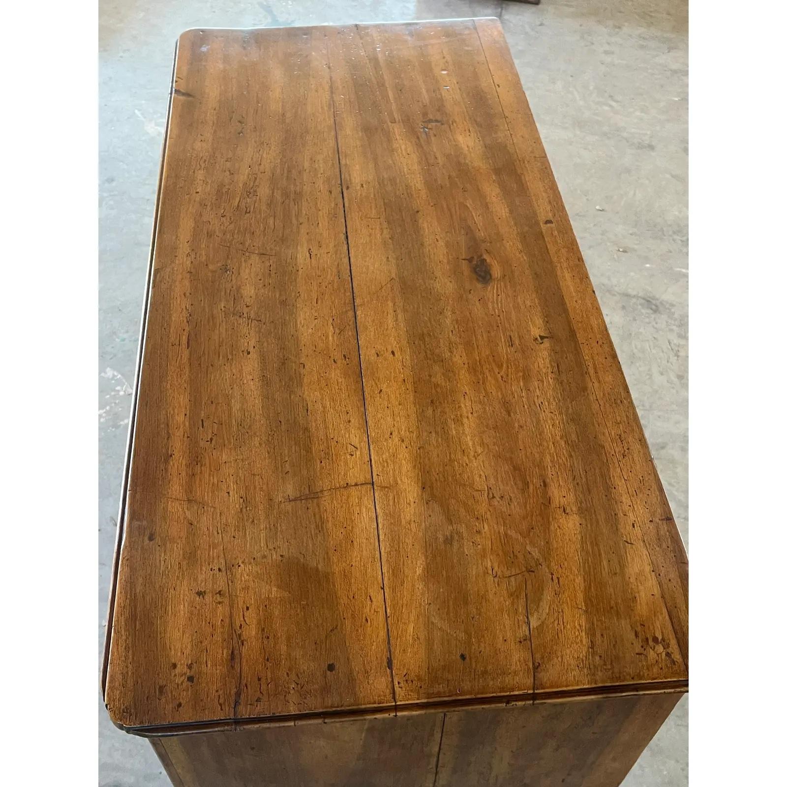 18th Century Italian Neoclassical Walnut Commode with Inlay and Burl Veneer 11