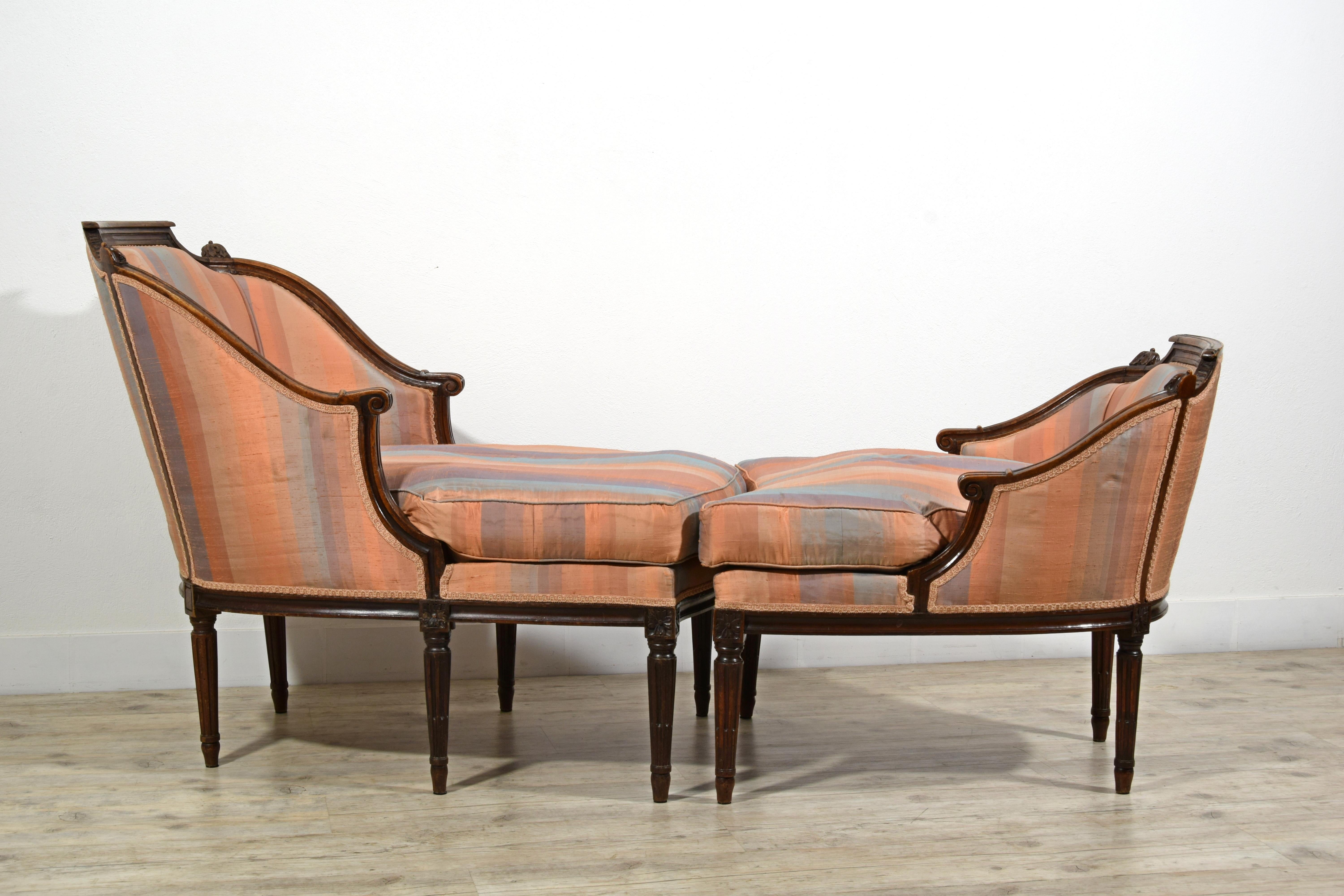 18th Century, Italian Neoclassical Walnut Wood Duchesse Brisée Armchair
This particular armchair, called Duchesse Brisée, was crafted in Piemonte during the Neoclassical period, around the late 18th century.
The name 