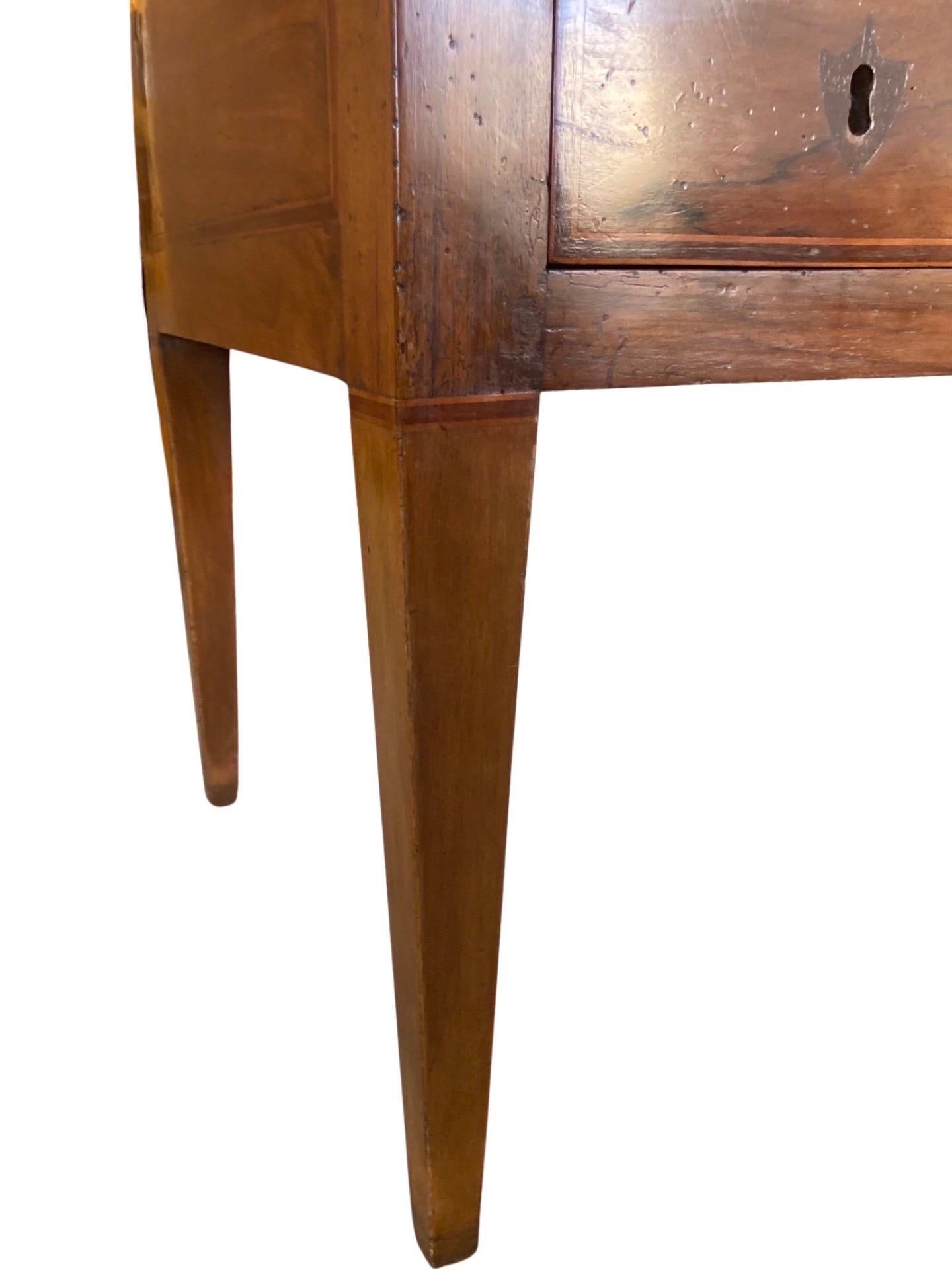Italienischer neoklassizistischer Nussbaum-Schreibtisch aus dem 18. (Neoklassisch)