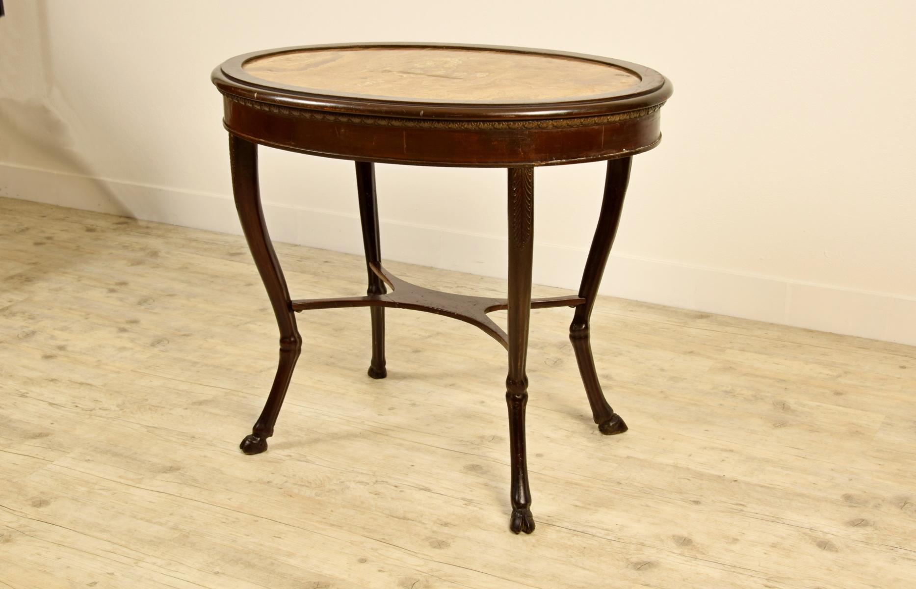 Moulé 18ème siècle:: italien néoclassique Table basse en bois avec dessus ovale en albâtre en vente