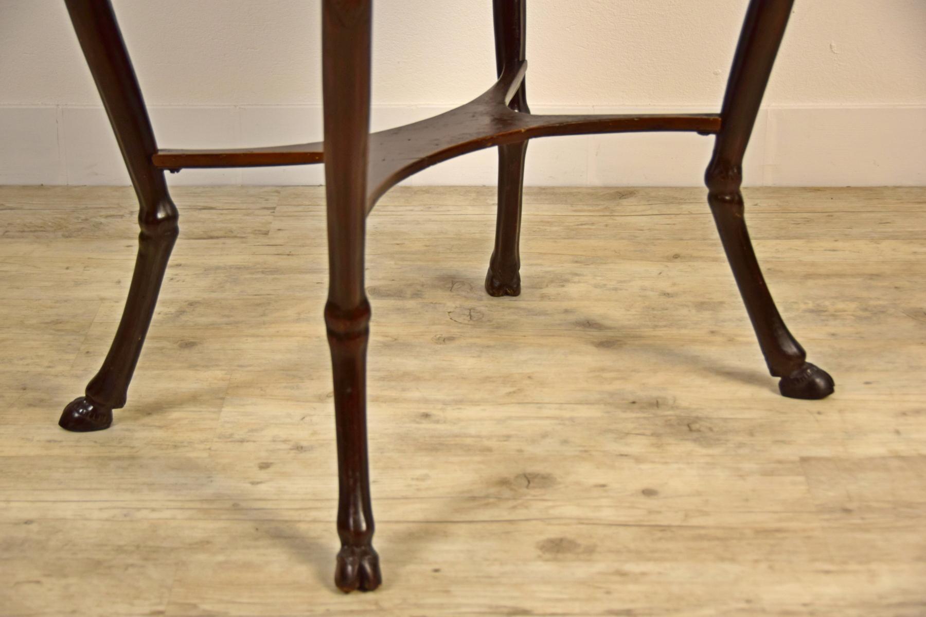 Bois 18ème siècle:: italien néoclassique Table basse en bois avec dessus ovale en albâtre en vente