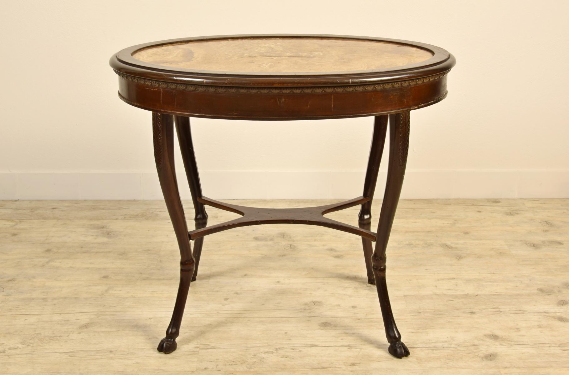 18ème siècle:: italien néoclassique Table basse en bois avec dessus ovale en albâtre en vente 2