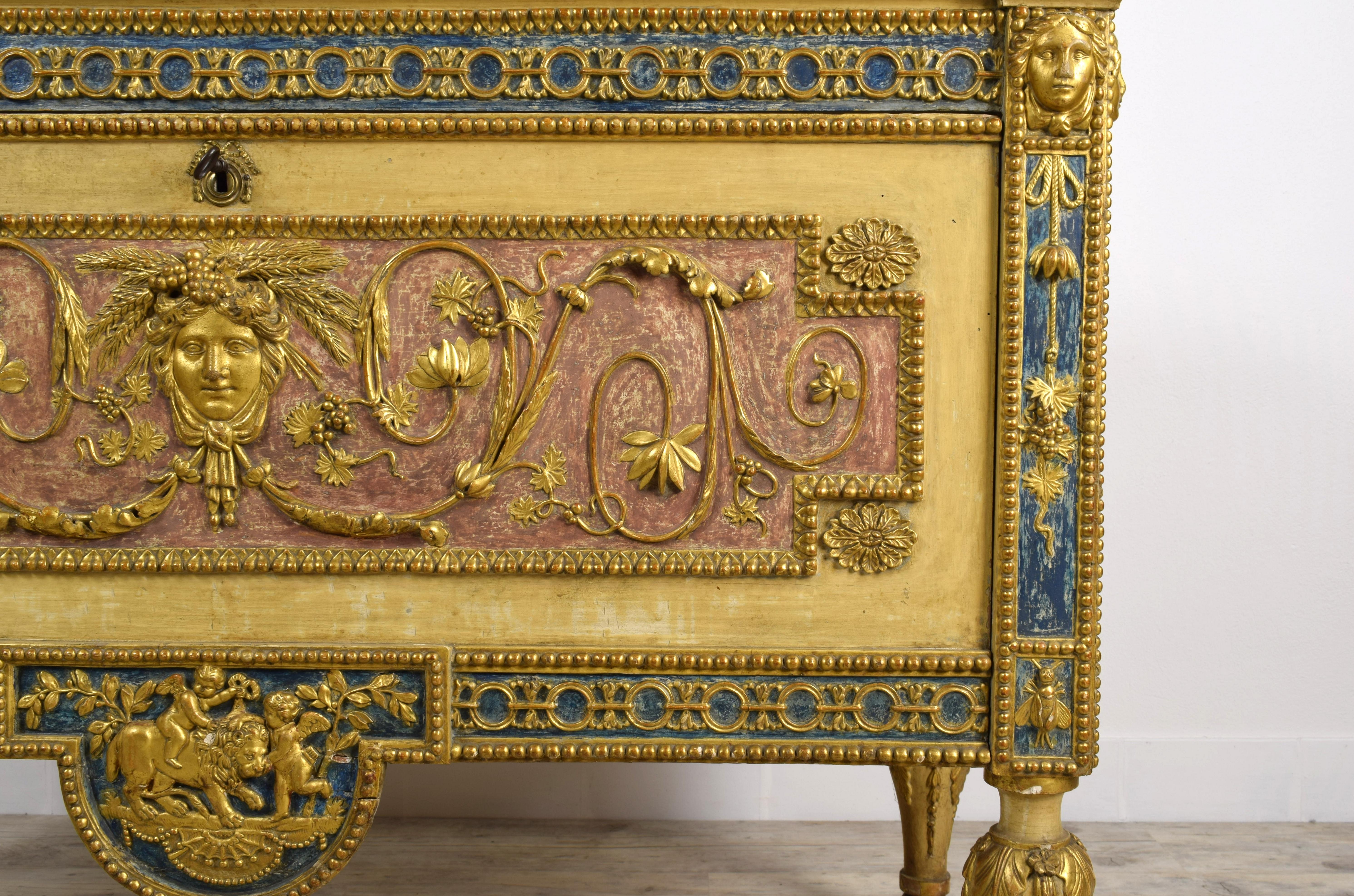 Commode en bois néoclassique italienne du 18e siècle attribuée à Francesco Bolgiè en vente 5