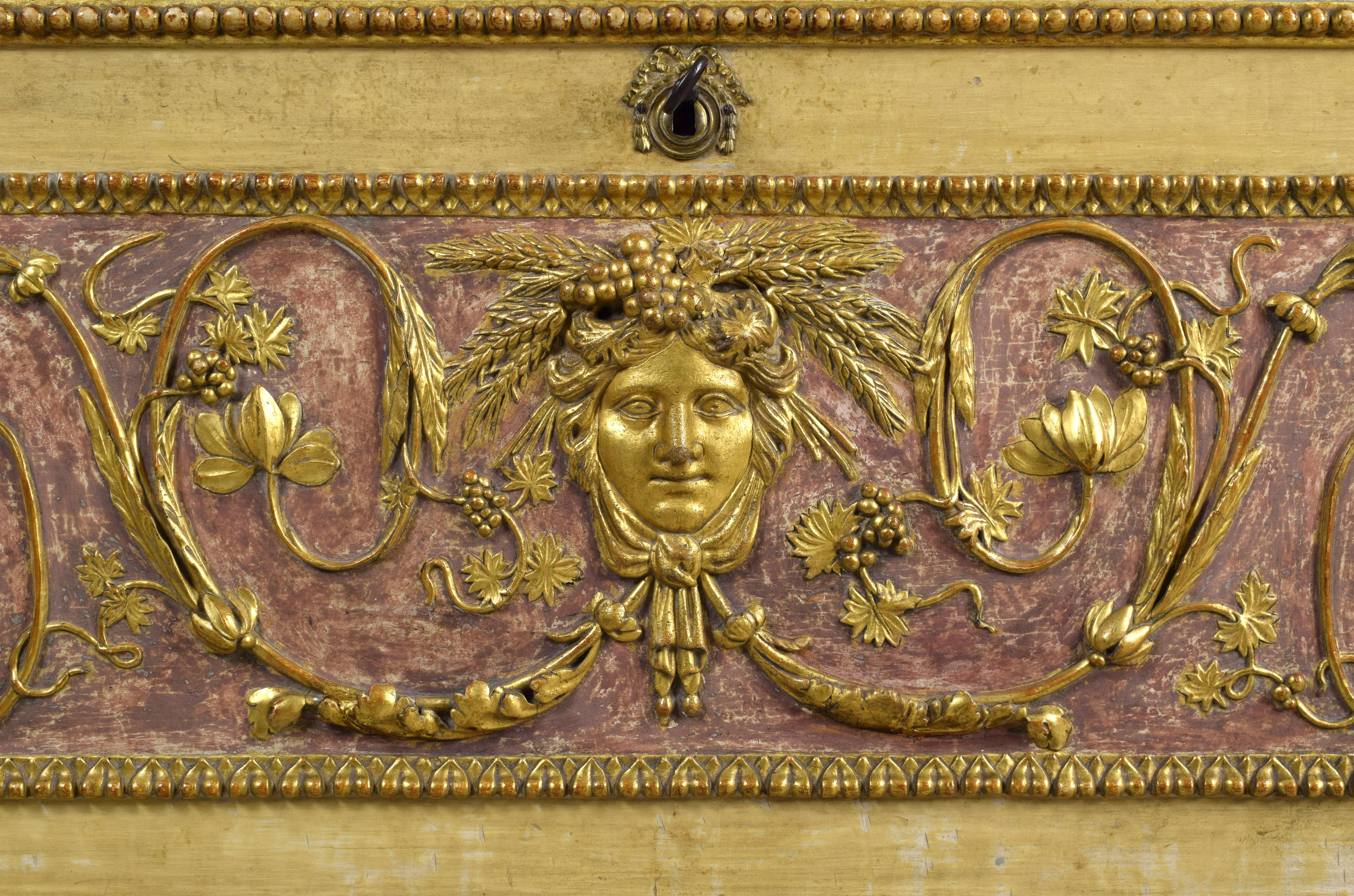 Commode en bois néoclassique italienne du 18e siècle attribuée à Francesco Bolgiè en vente 7