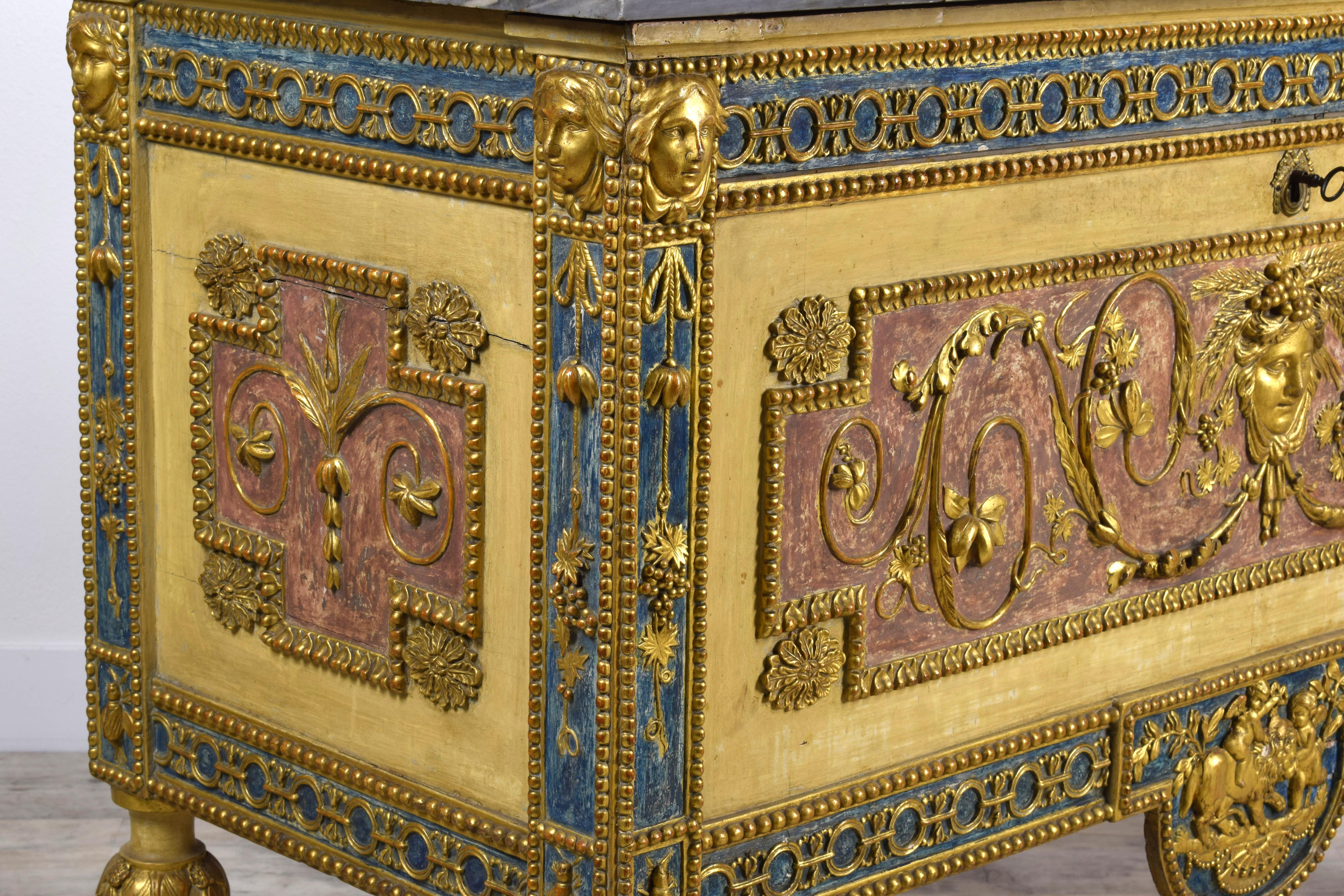 Commode en bois néoclassique italienne du 18e siècle attribuée à Francesco Bolgiè en vente 8