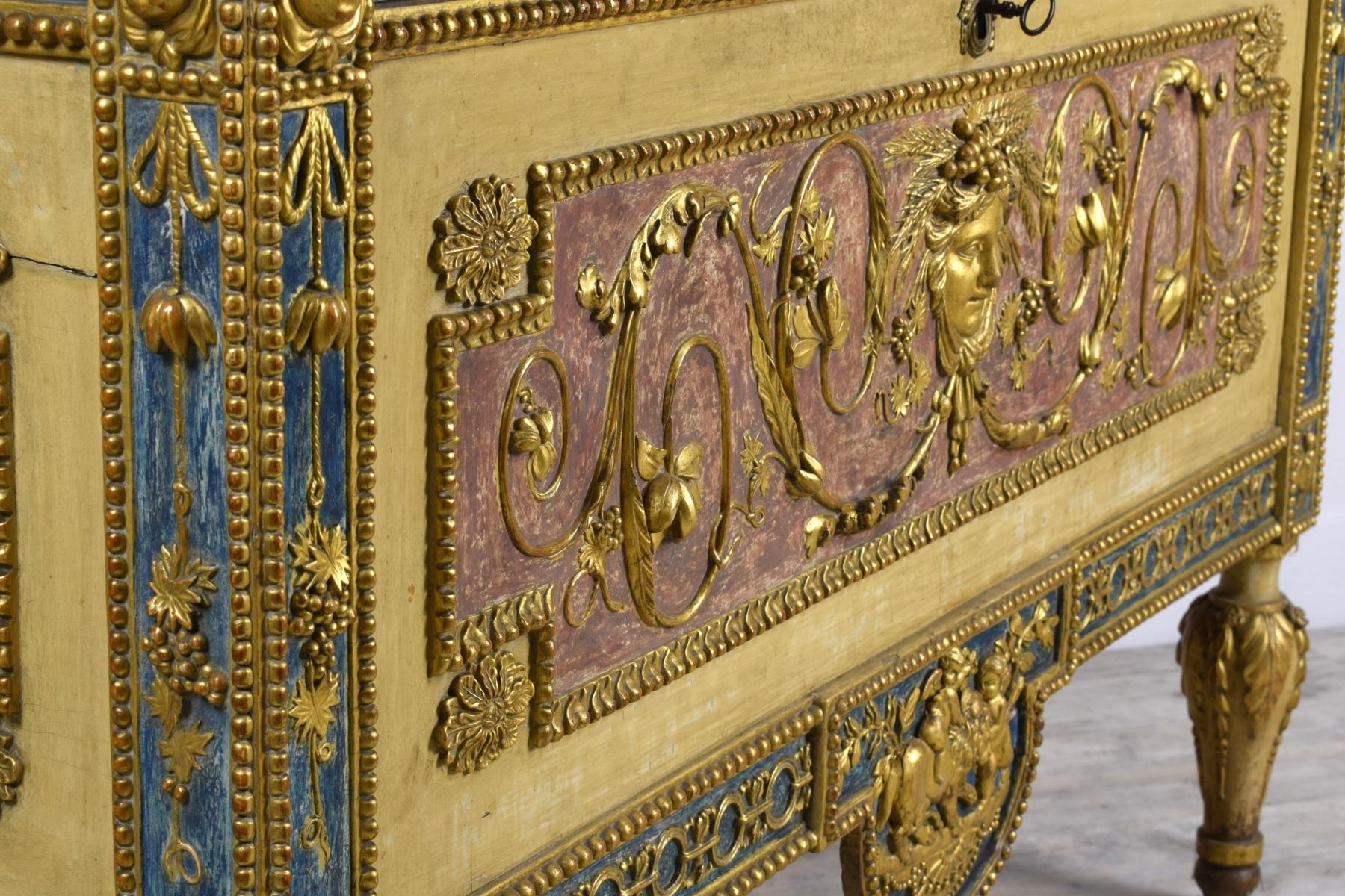 Commode en bois néoclassique italienne du 18e siècle attribuée à Francesco Bolgiè 11