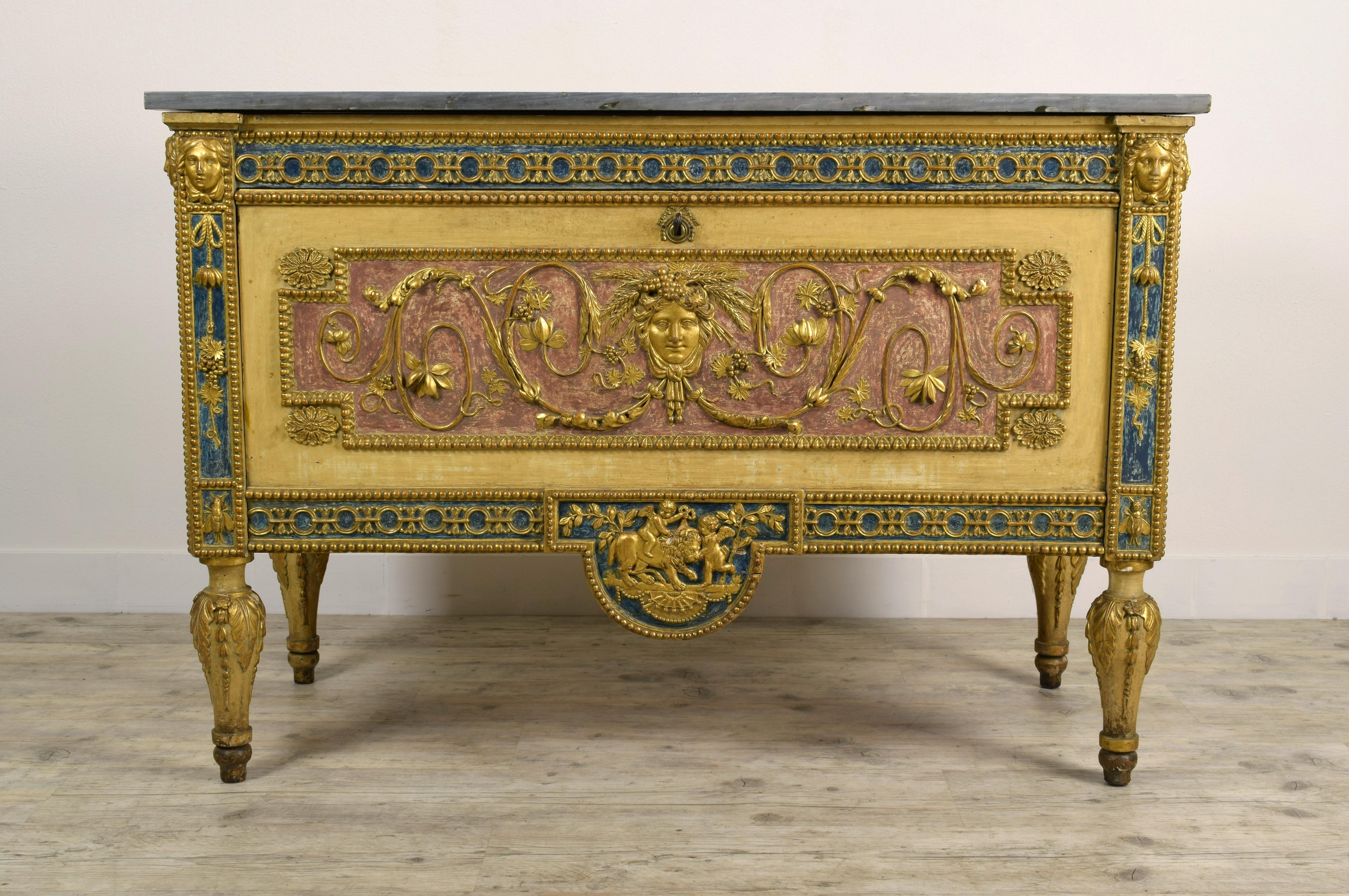 18th century Italian neoclassical carved, lacquered and gilded wood dresser attributed to Francesco Bolgiè (1752?-1834).

The fine and elegant commode is made of finely carved, lacquered and gilded wood. It presents several stylistic and material