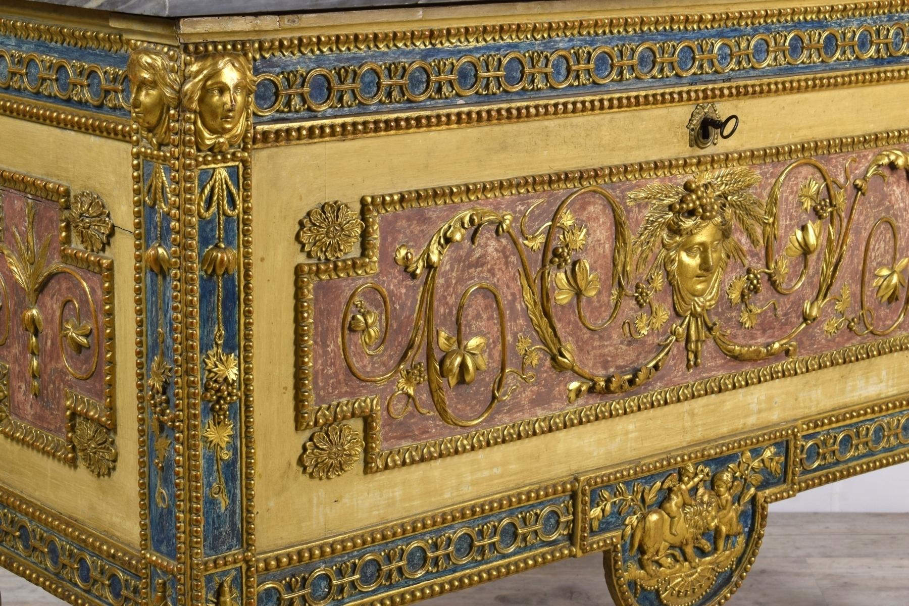 Commode en bois néoclassique italienne du 18e siècle attribuée à Francesco Bolgiè 3