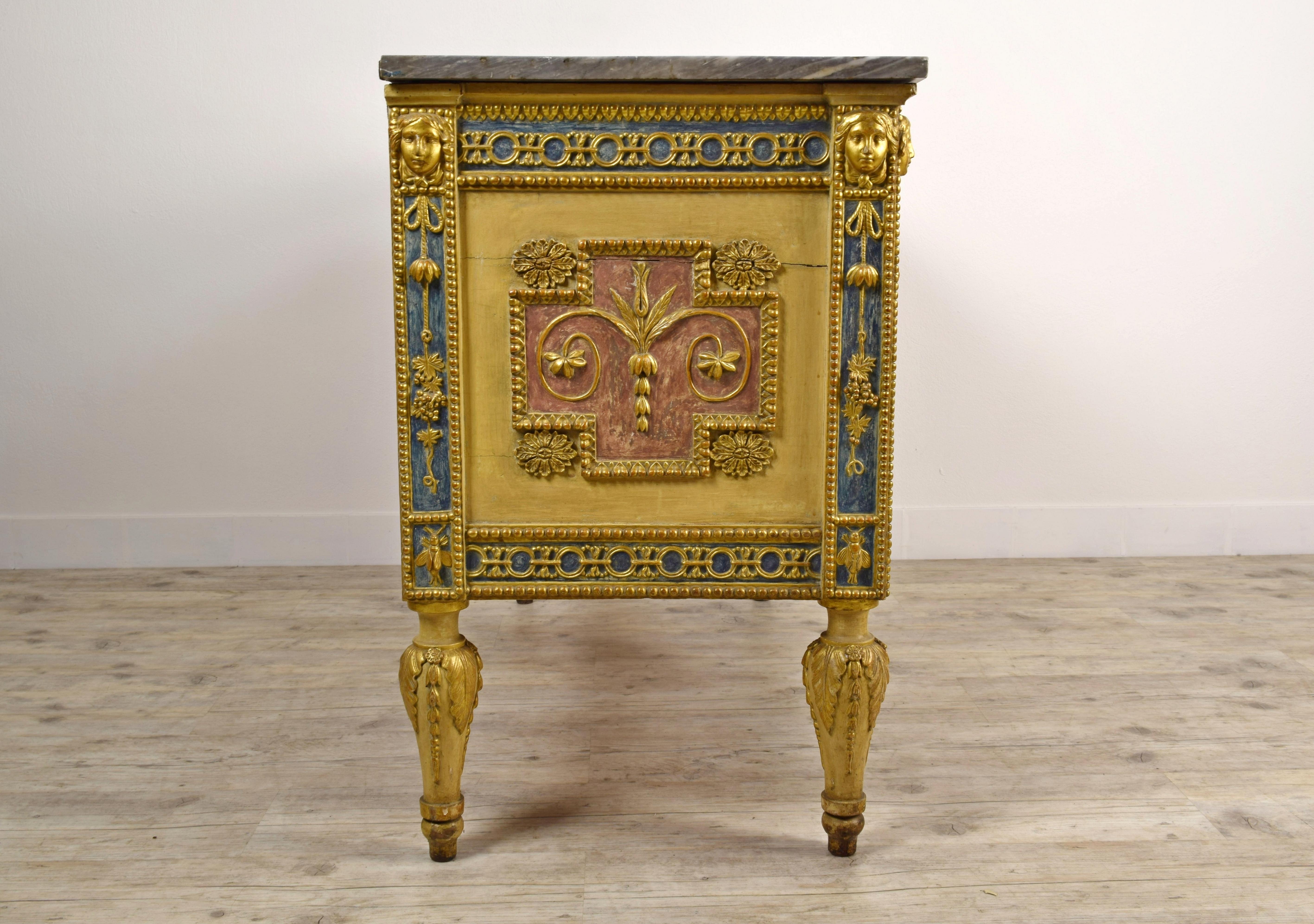 Commode en bois néoclassique italienne du 18e siècle attribuée à Francesco Bolgiè en vente 3